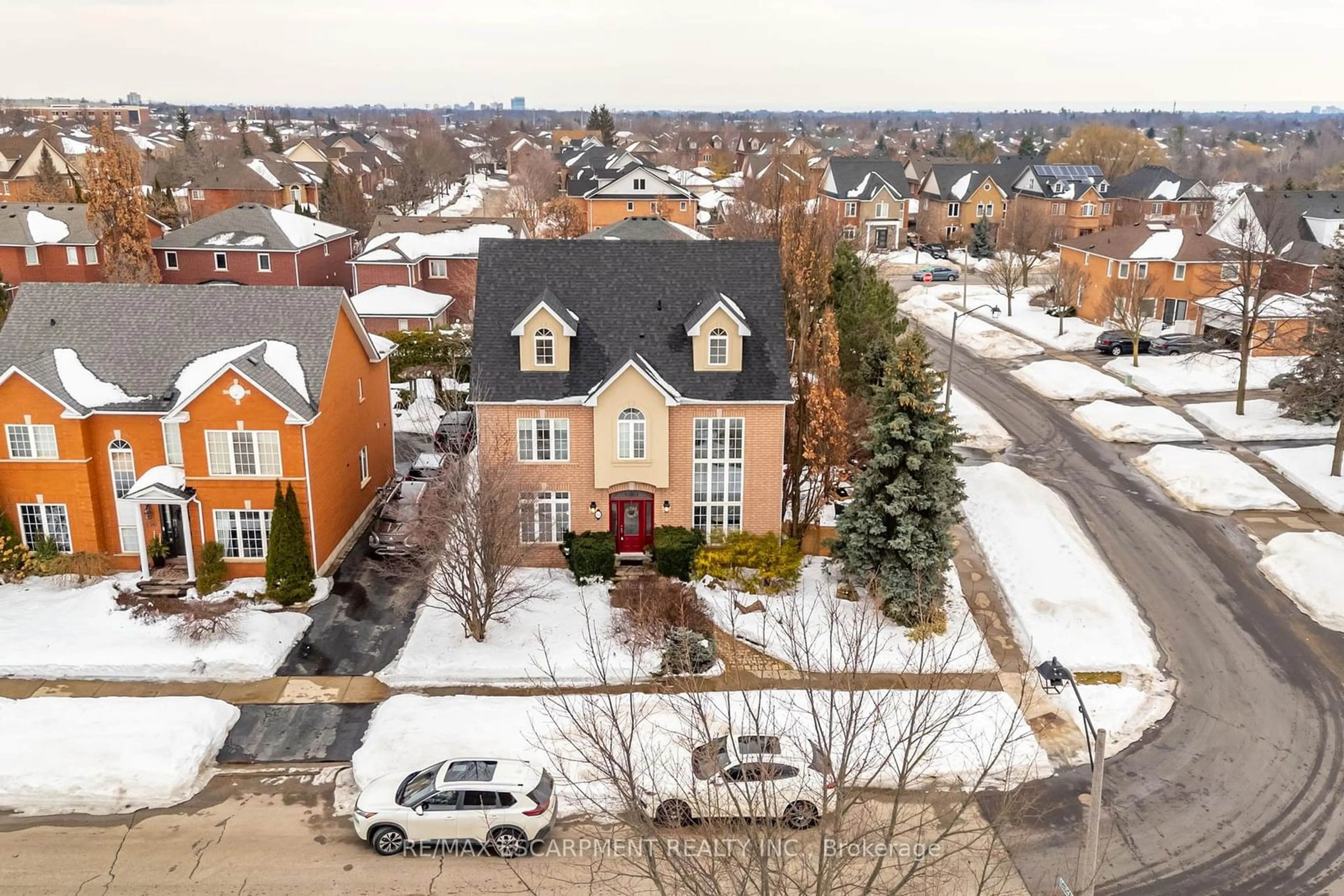 A pic from outside/outdoor area/front of a property/back of a property/a pic from drone, street for 154 Westchester Rd, Oakville Ontario L6H 6H9