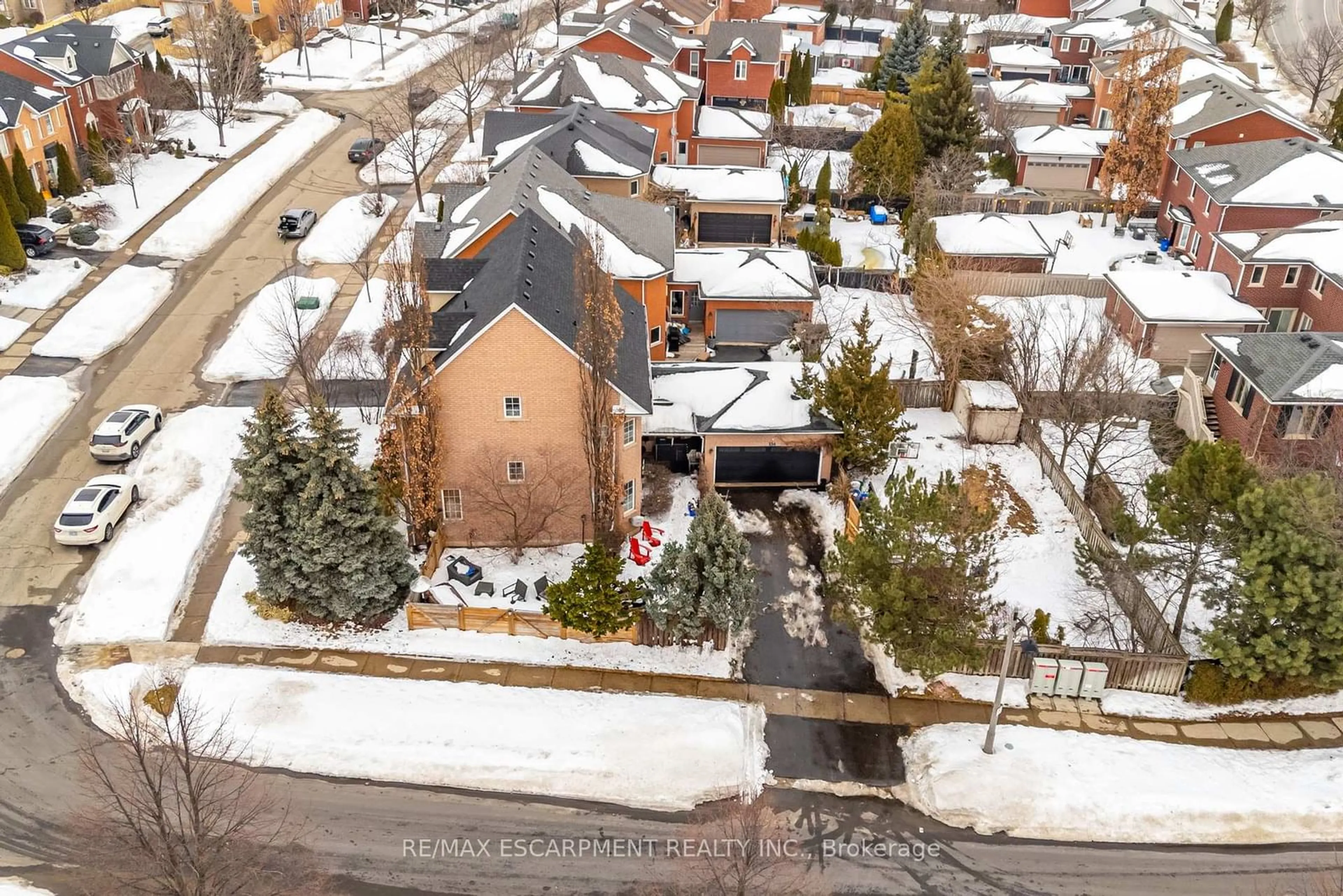 A pic from outside/outdoor area/front of a property/back of a property/a pic from drone, street for 154 Westchester Rd, Oakville Ontario L6H 6H9