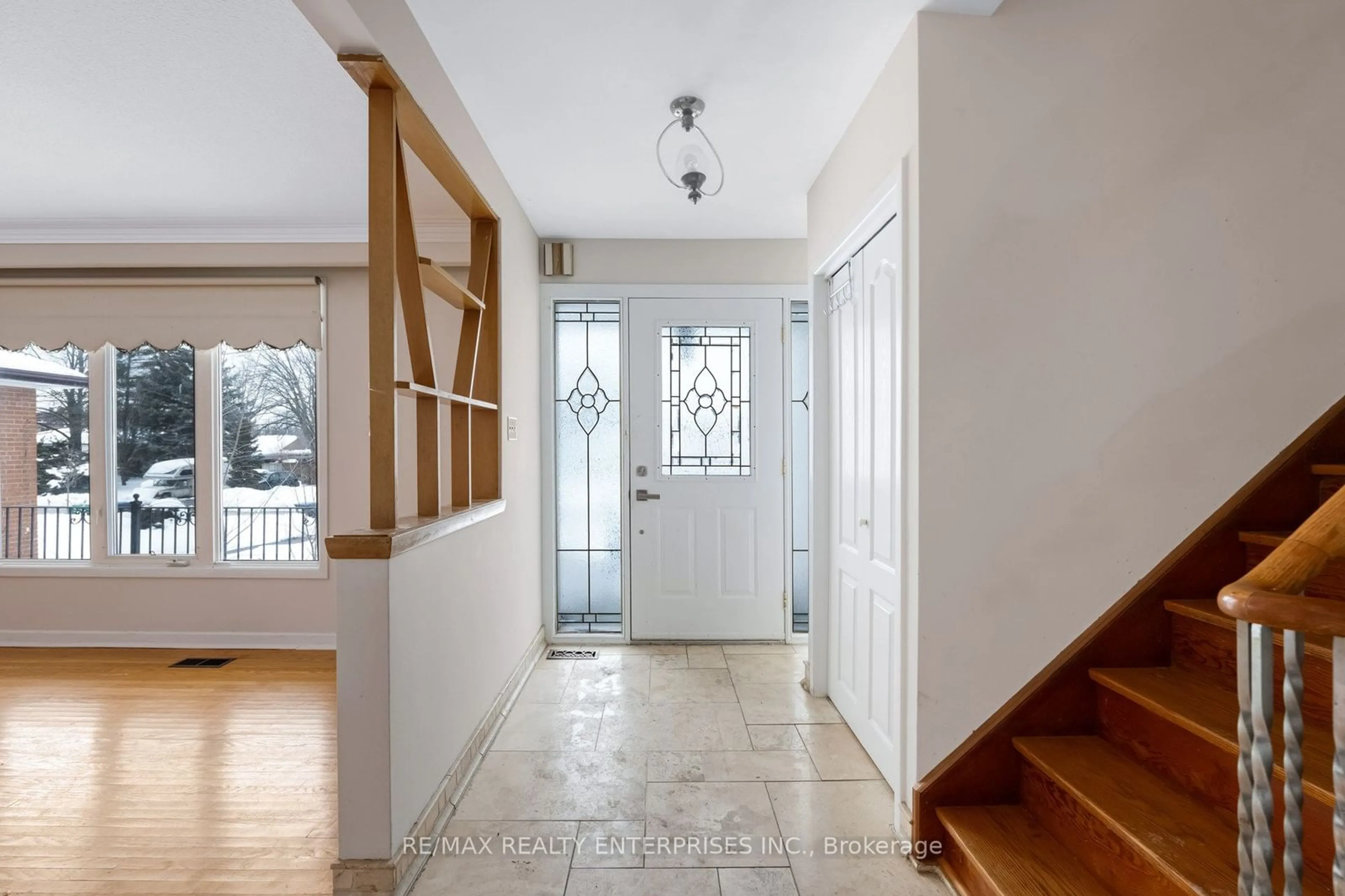 Indoor foyer for 1598 Ewald Rd, Mississauga Ontario L5G 4C3