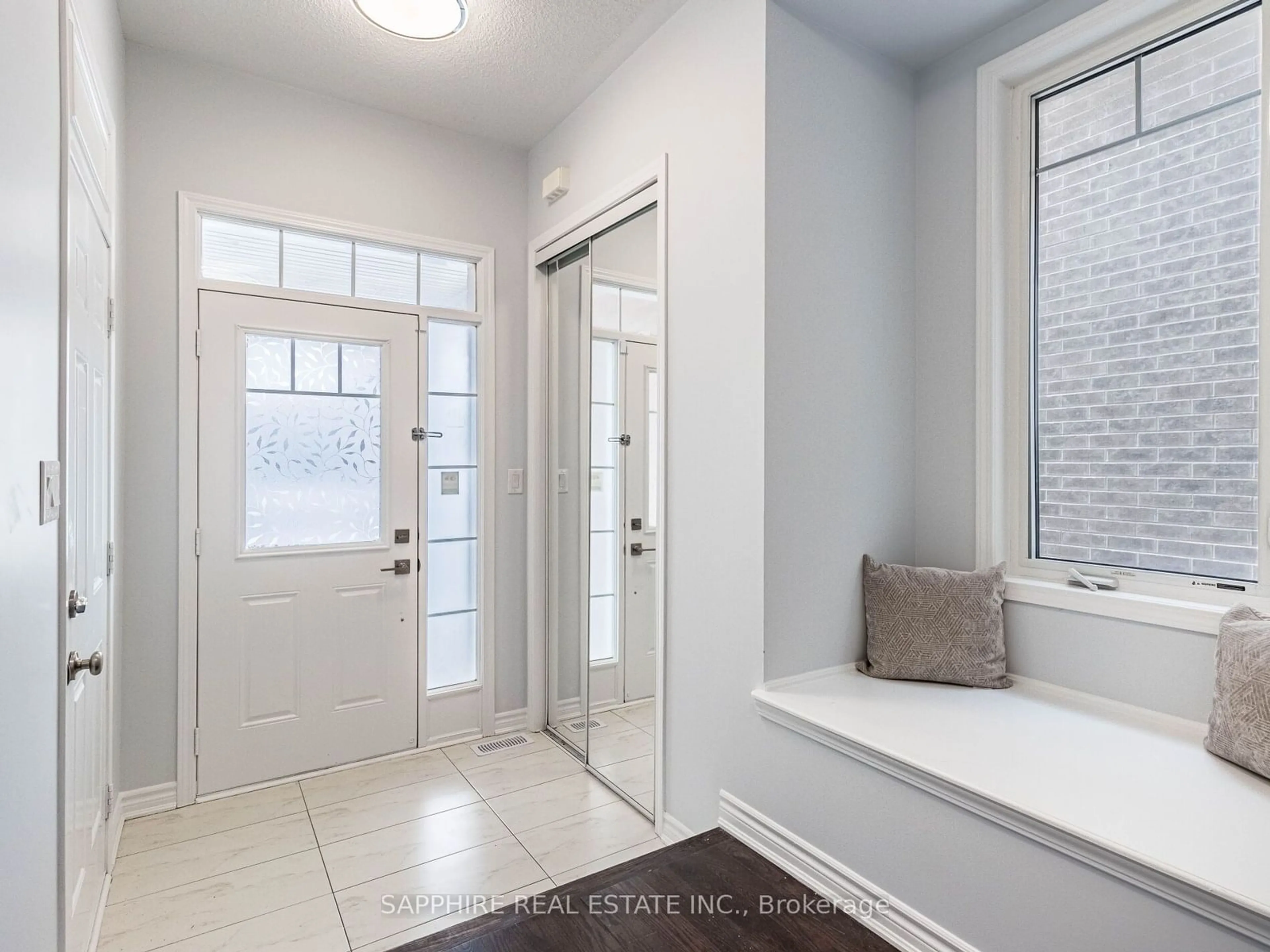 Indoor entryway for 325 Trudeau Dr, Milton Ontario L9T 8Y7