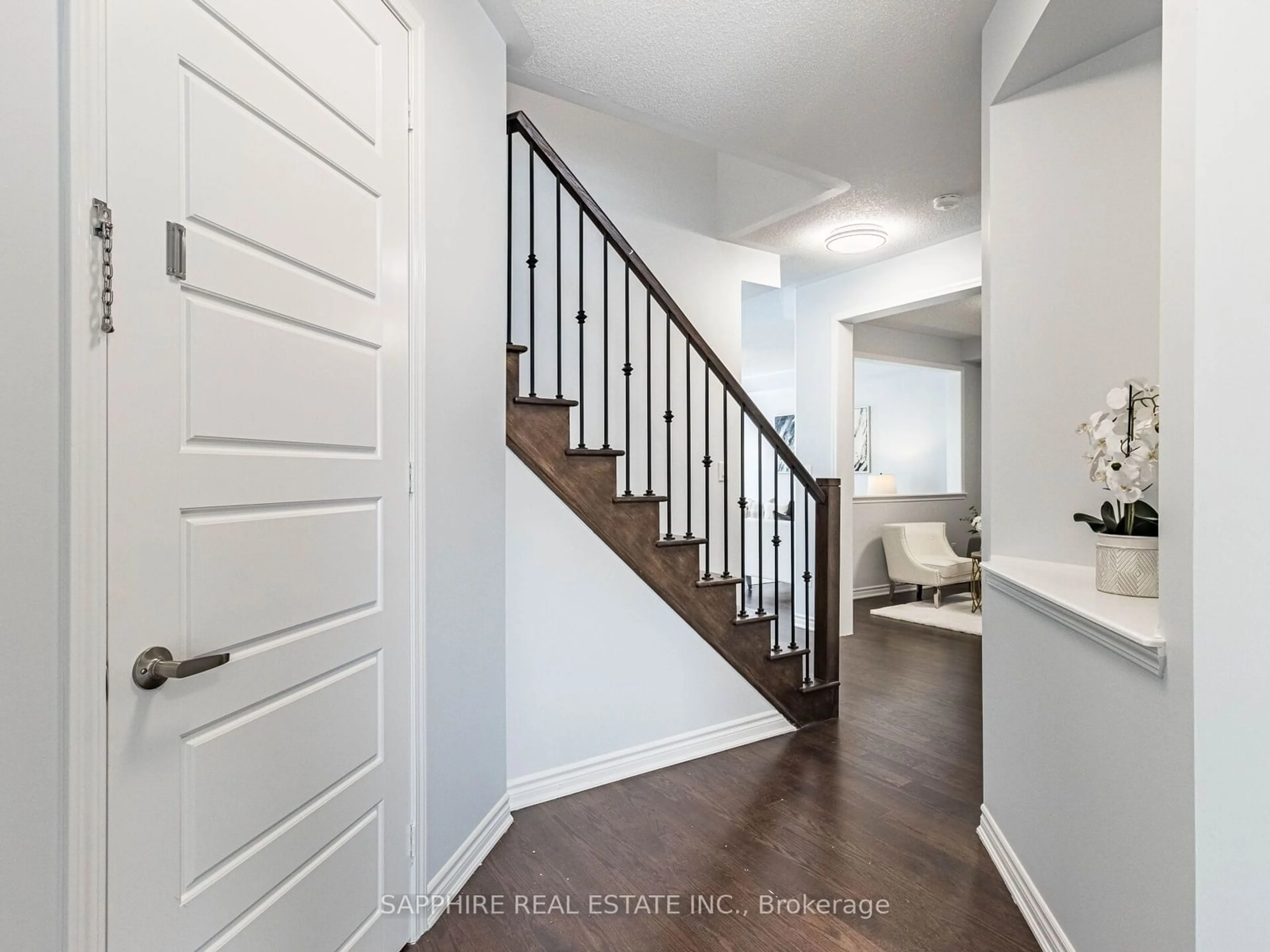 Indoor entryway for 325 Trudeau Dr, Milton Ontario L9T 8Y7