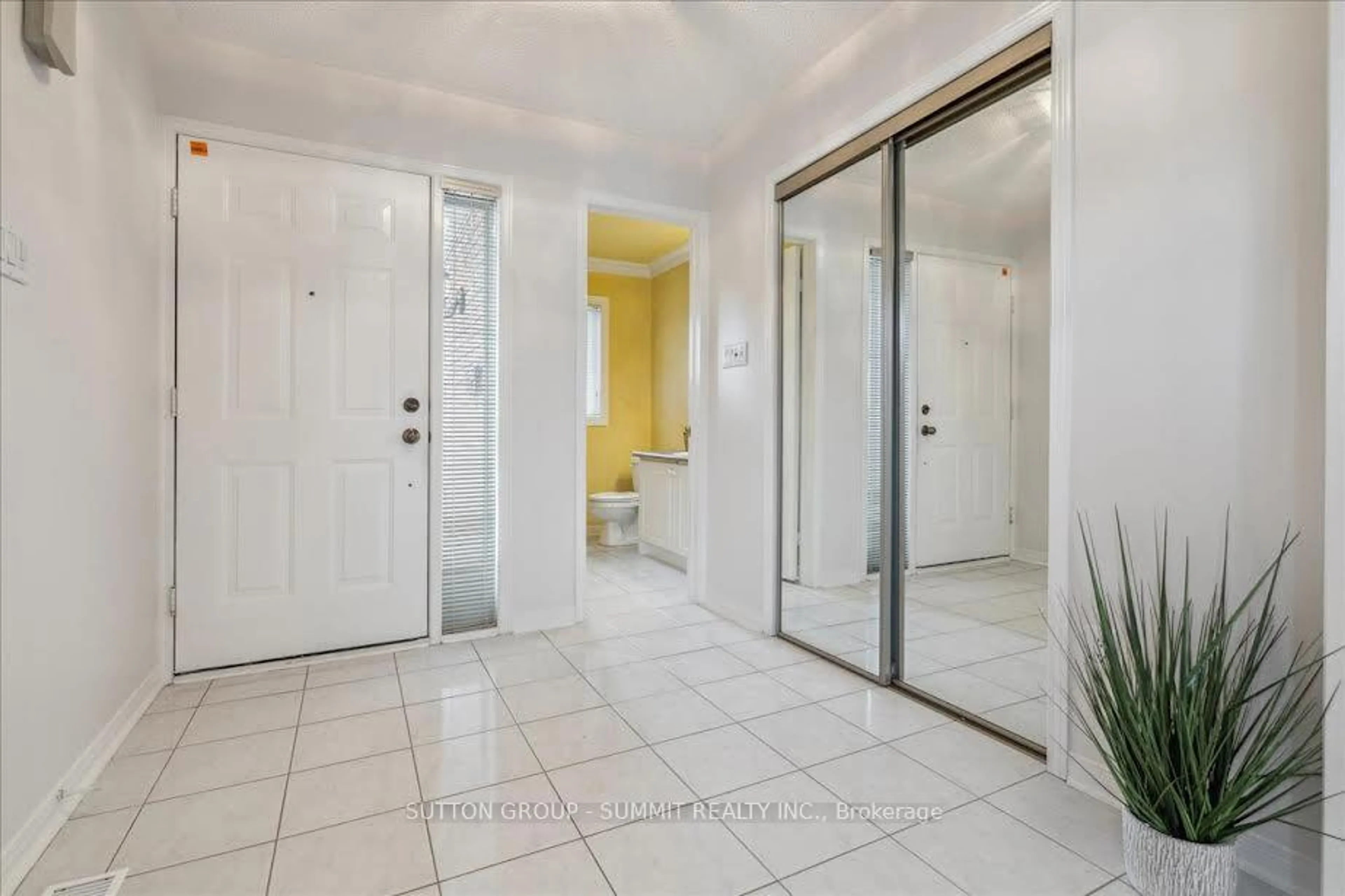 Indoor entryway for 131 Genesee Dr, Oakville Ontario L6H 5Z3