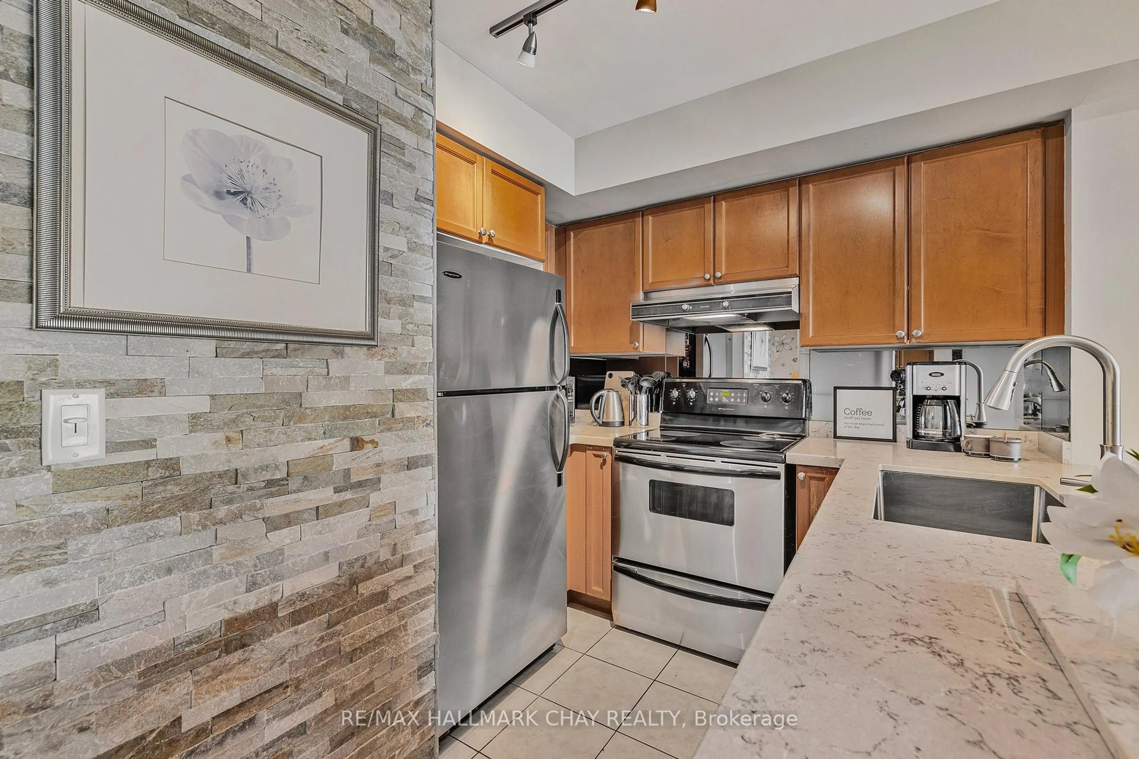 Open concept kitchen, ceramic/tile floor for 1 Elm Dr #1412, Mississauga Ontario L5B 4M1