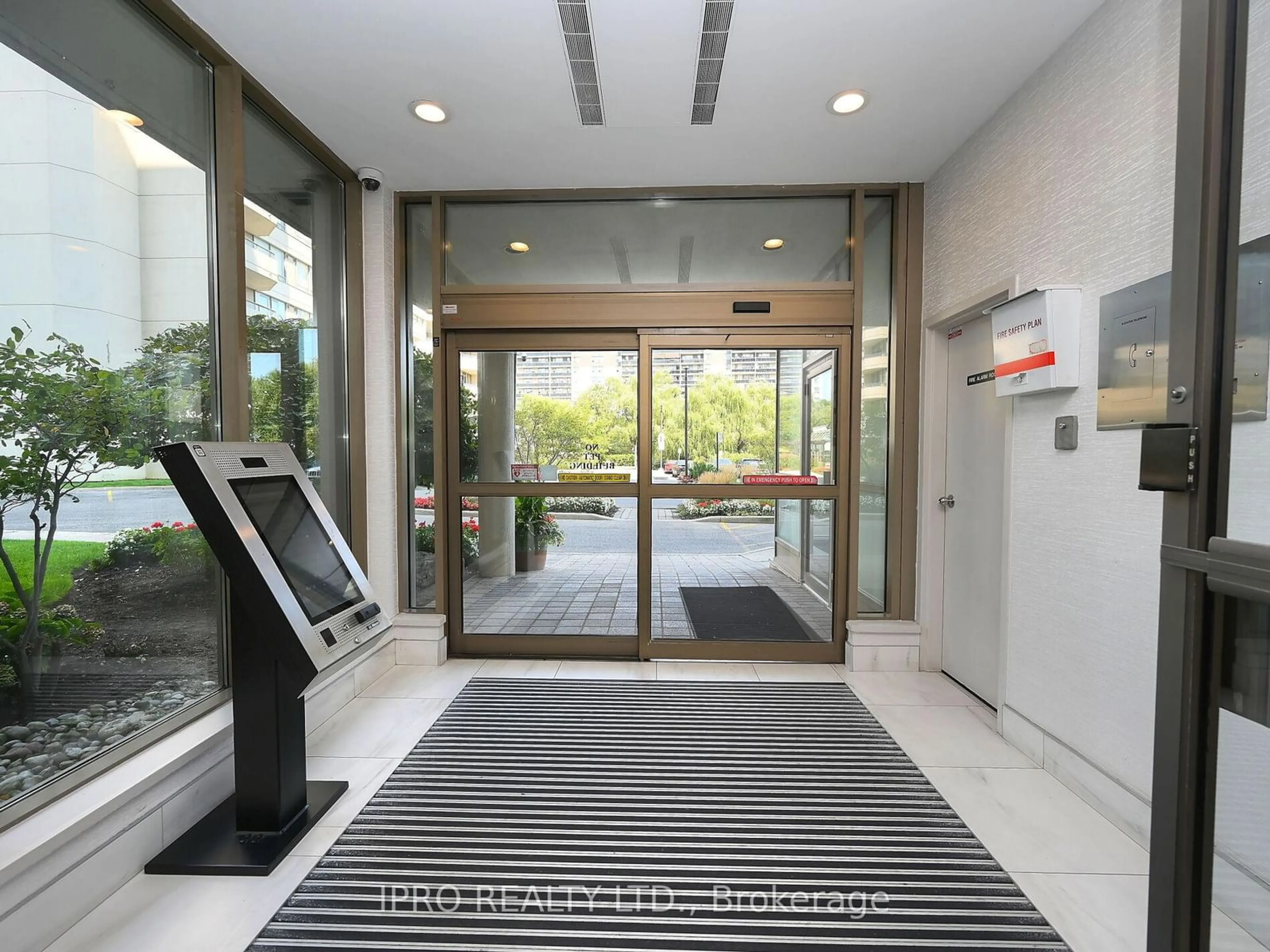 Indoor foyer for 75 King St #PH3, Mississauga Ontario L5A 4G5