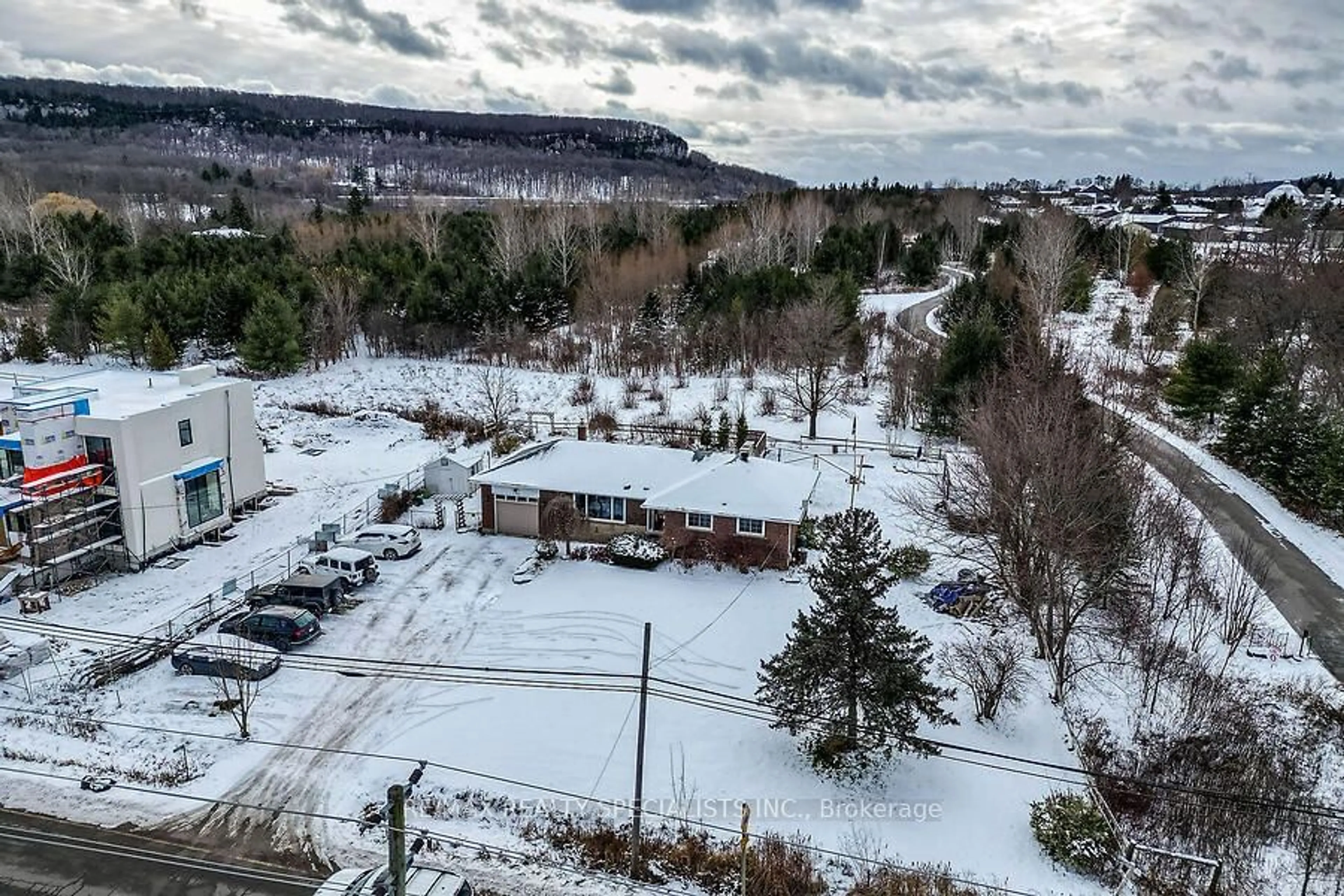 A pic from outside/outdoor area/front of a property/back of a property/a pic from drone, mountain view for 136 Tremaine Rd, Milton Ontario L9T 2X3