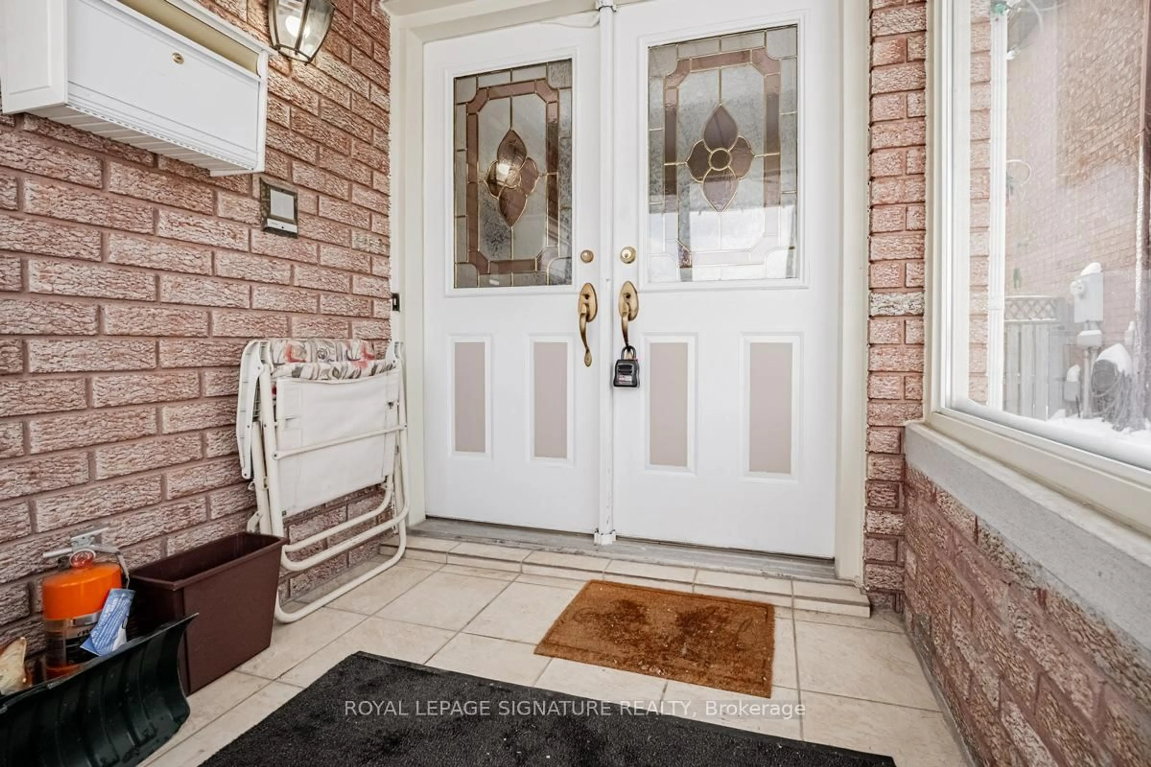 Indoor entryway for 7 Casper Cres, Brampton Ontario L6W 4M9