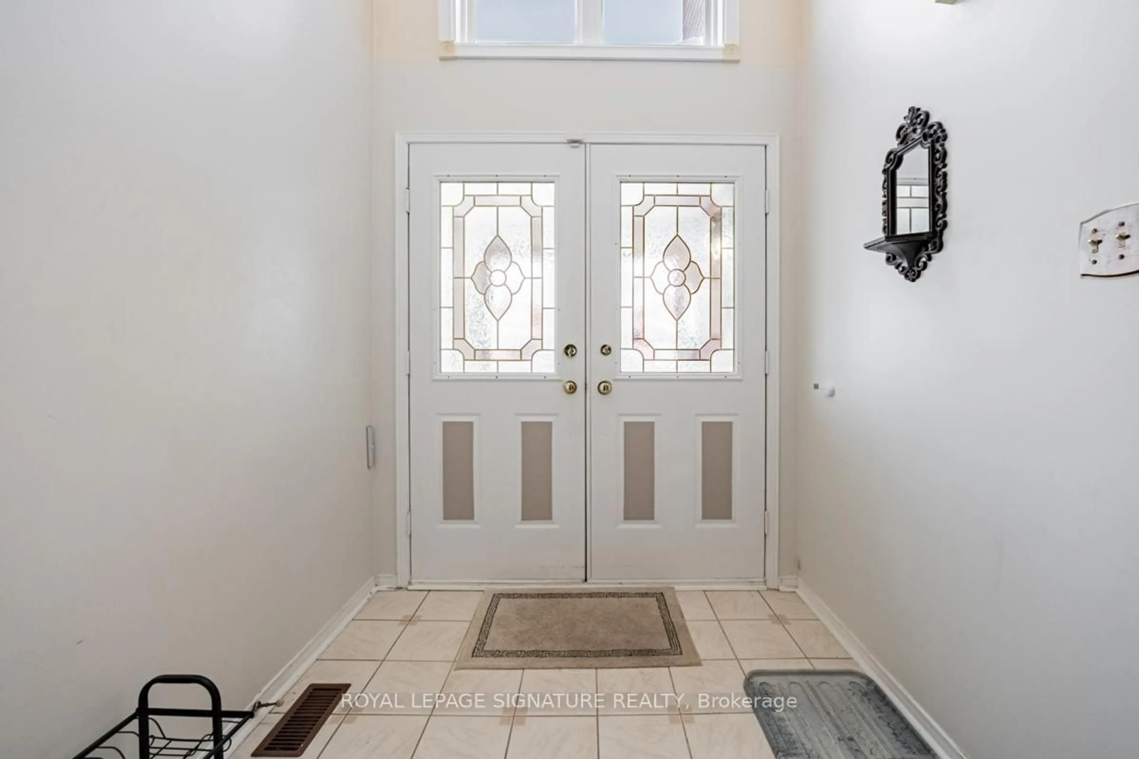 Indoor entryway for 7 Casper Cres, Brampton Ontario L6W 4M9