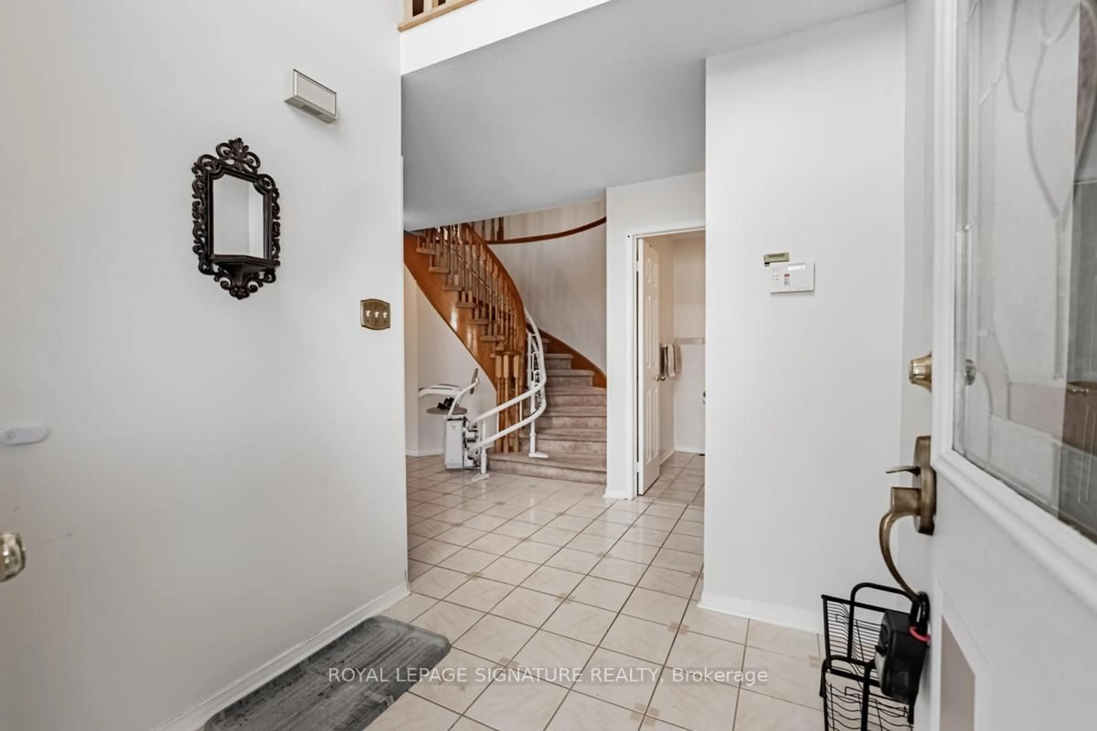 Indoor foyer for 7 Casper Cres, Brampton Ontario L6W 4M9