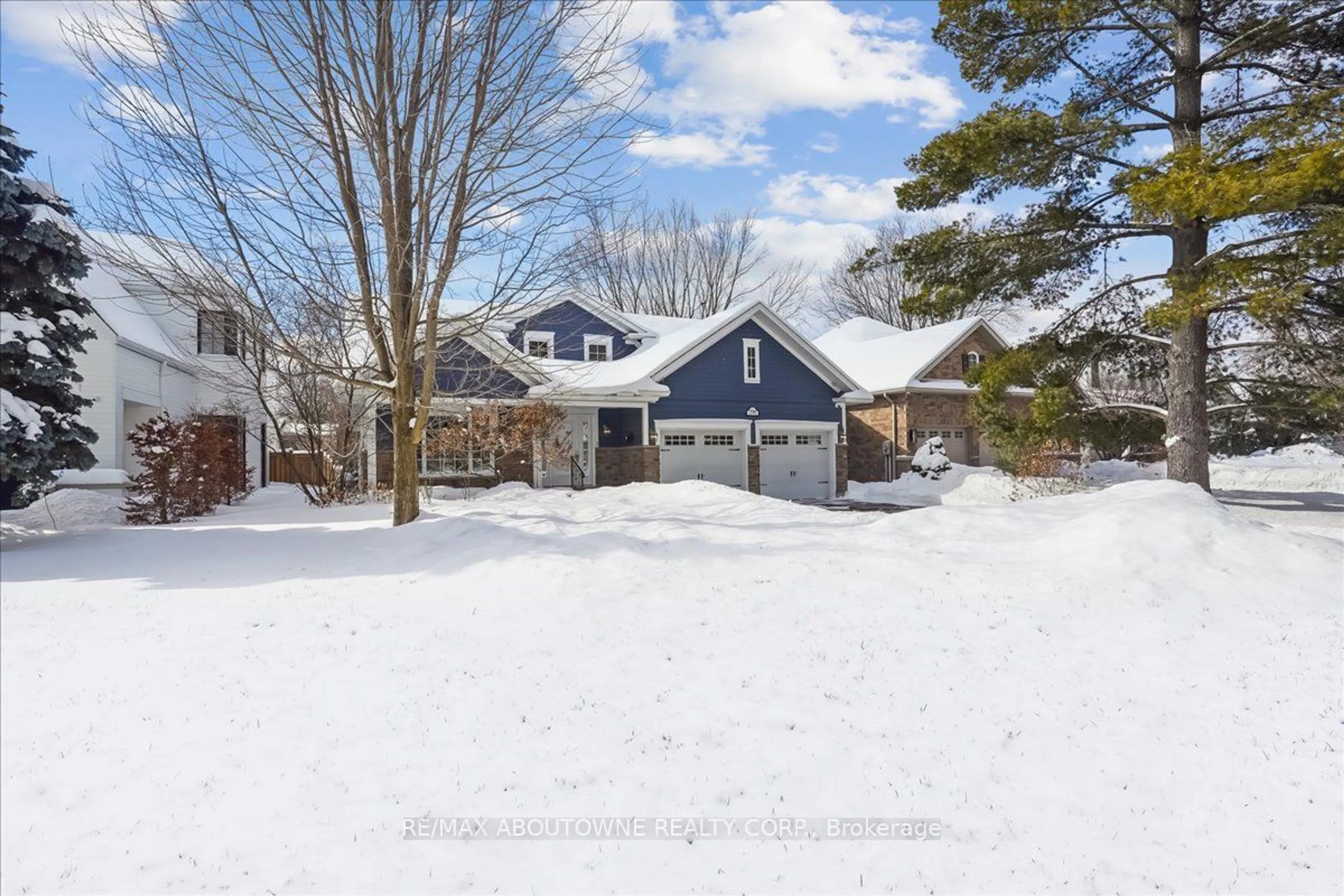 A pic from outside/outdoor area/front of a property/back of a property/a pic from drone, street for 298 River Side Dr, Oakville Ontario L6K 3N4