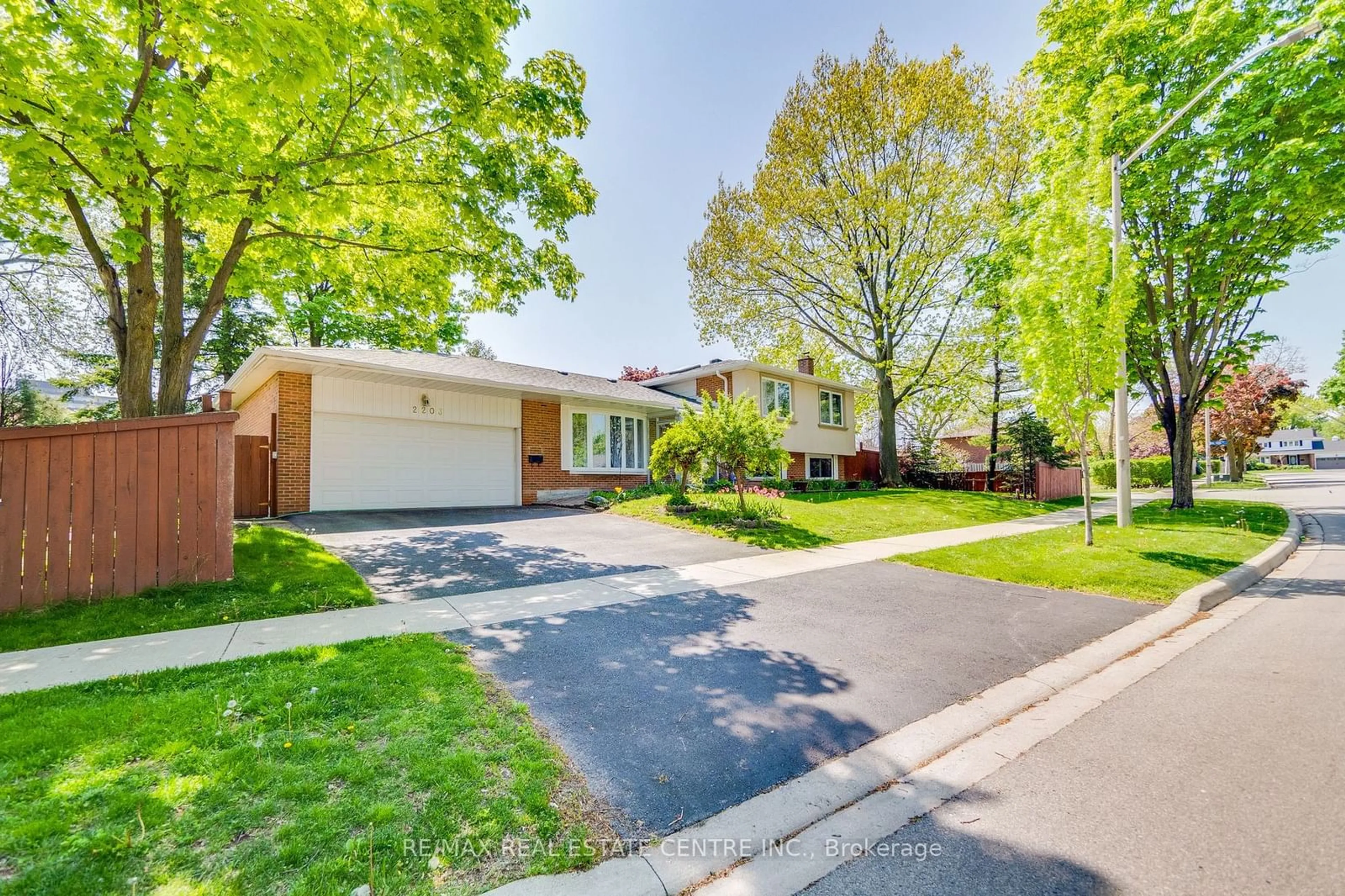 Home with brick exterior material, street for 2203 Waycross Cres, Mississauga Ontario L5K 1J4