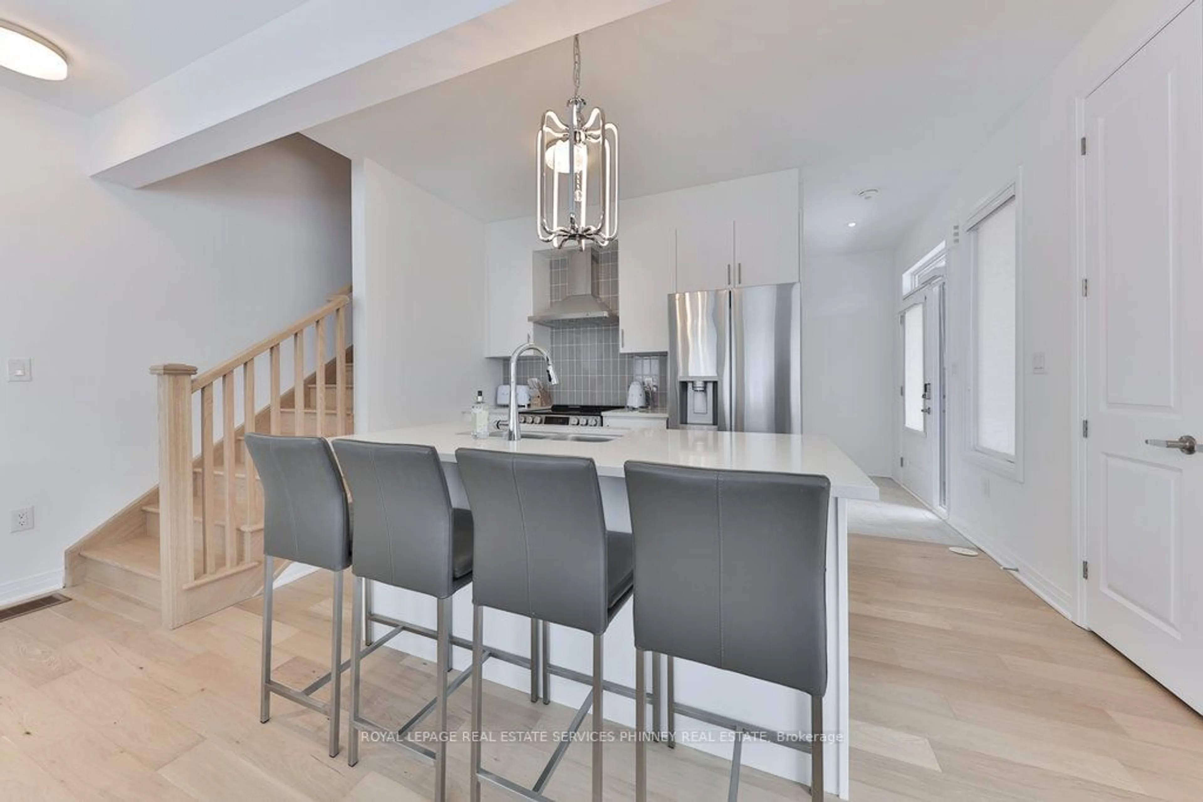 Open concept kitchen, unknown for 9 Crown Gate, Oakville Ontario L6M 0W8