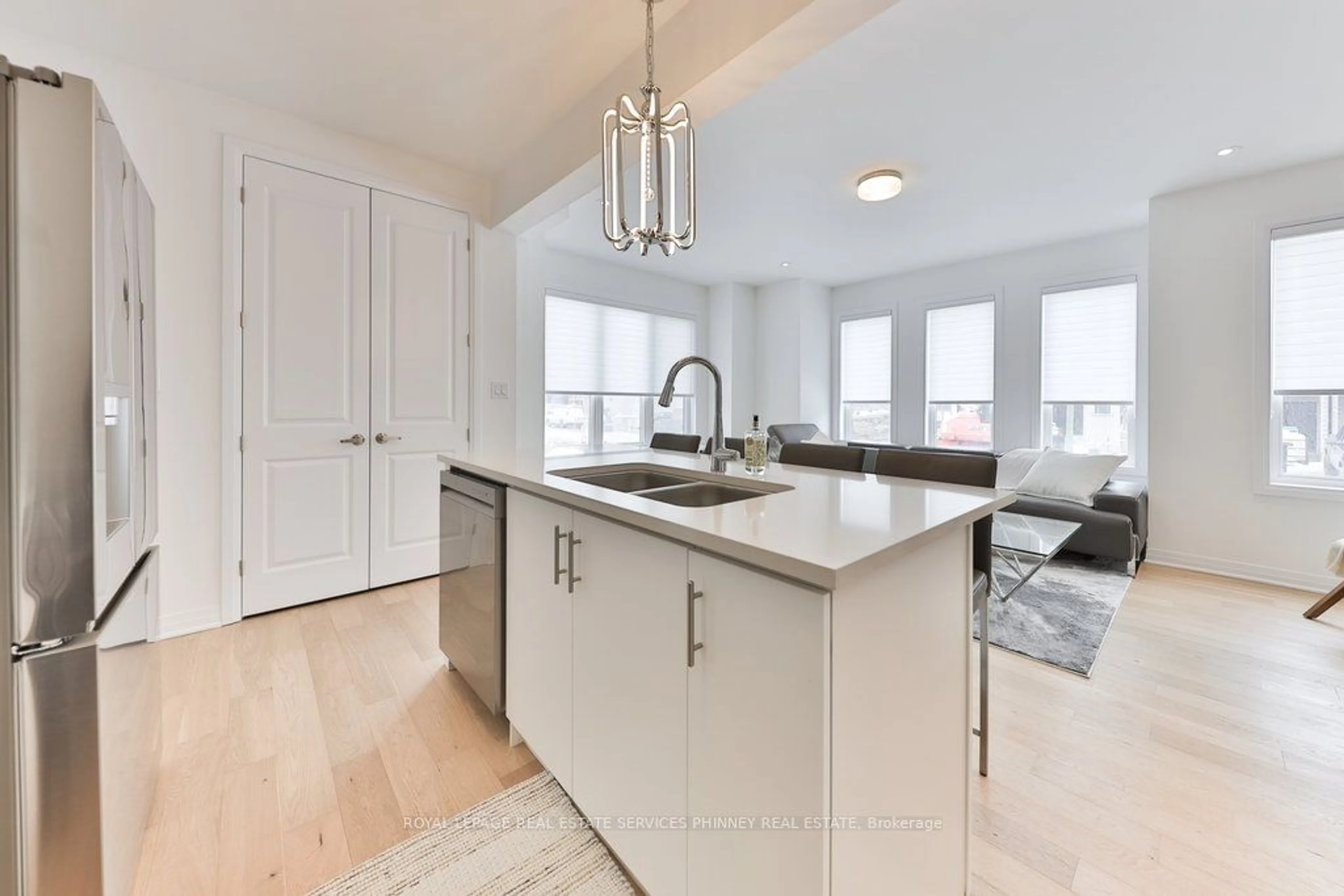 Open concept kitchen, unknown for 9 Crown Gate, Oakville Ontario L6M 0W8