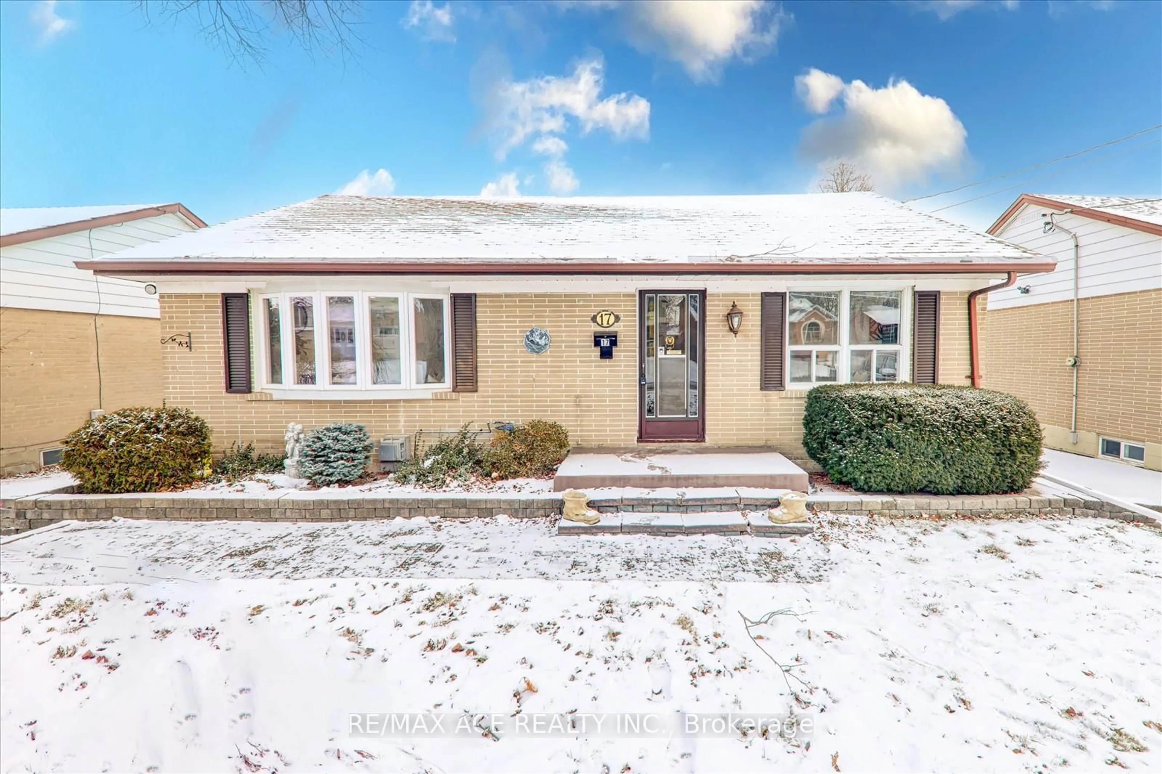 Home with brick exterior material, street for 17 Arch Rd, Mississauga Ontario L5M 1M4