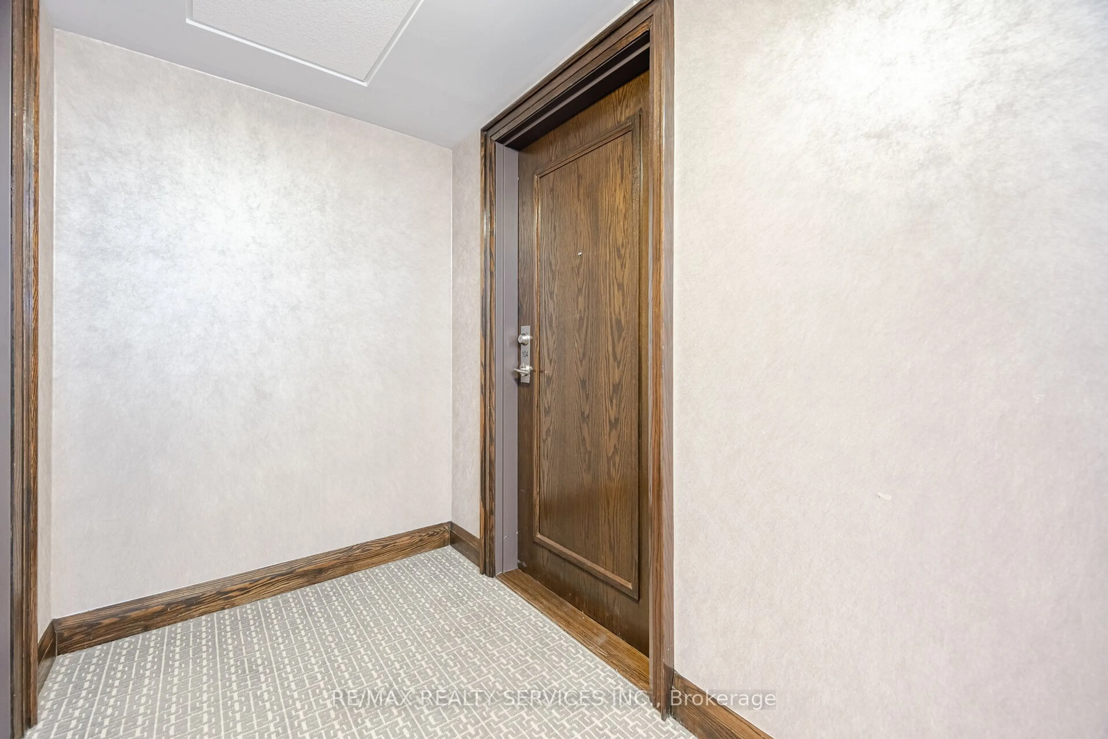 Indoor foyer for 40 Via Rosedale Way #104, Brampton Ontario L6R 4A4