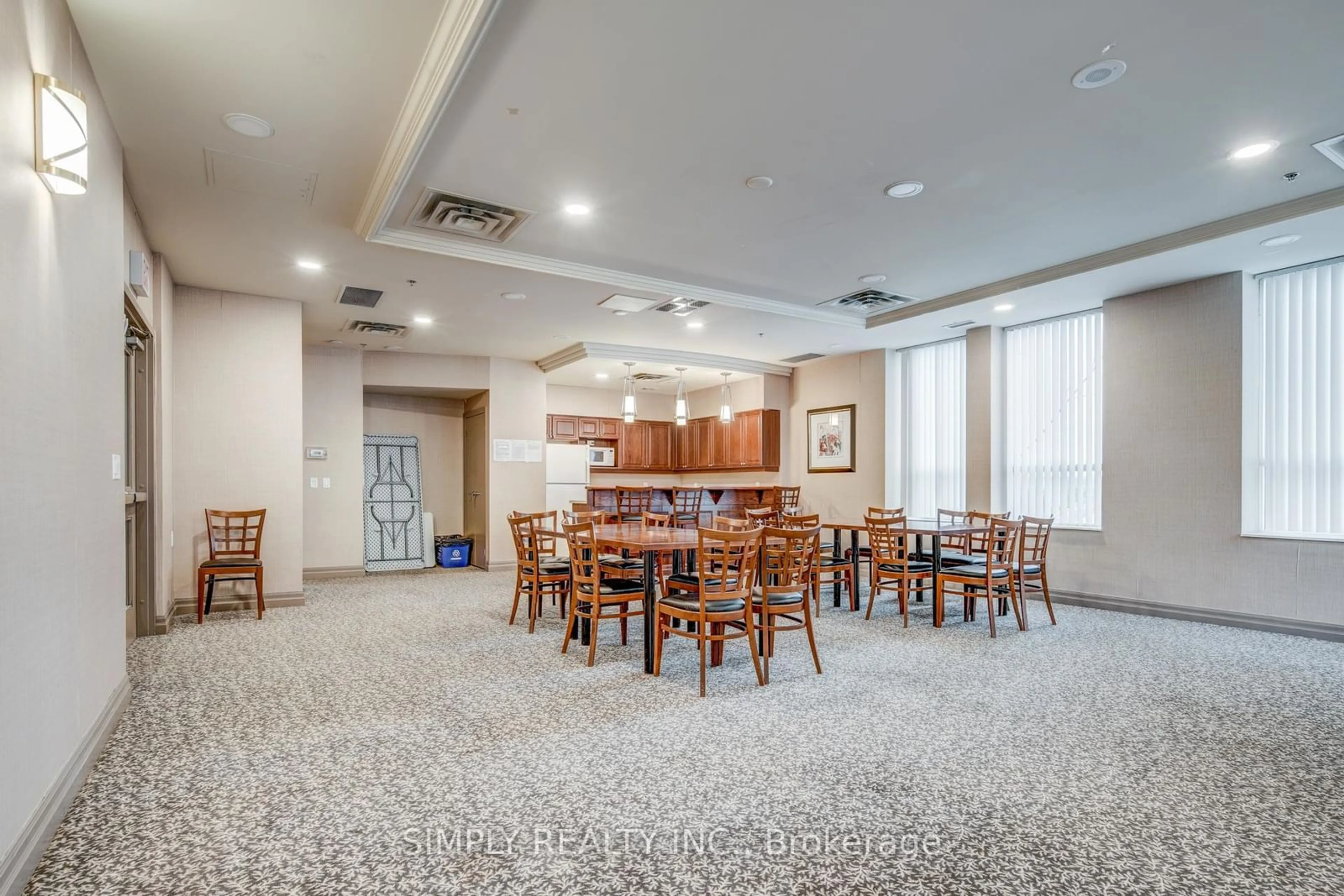 Dining room, carpet floor for 4879 Kimbermount Ave #PH1, Mississauga Ontario L5M 7R8