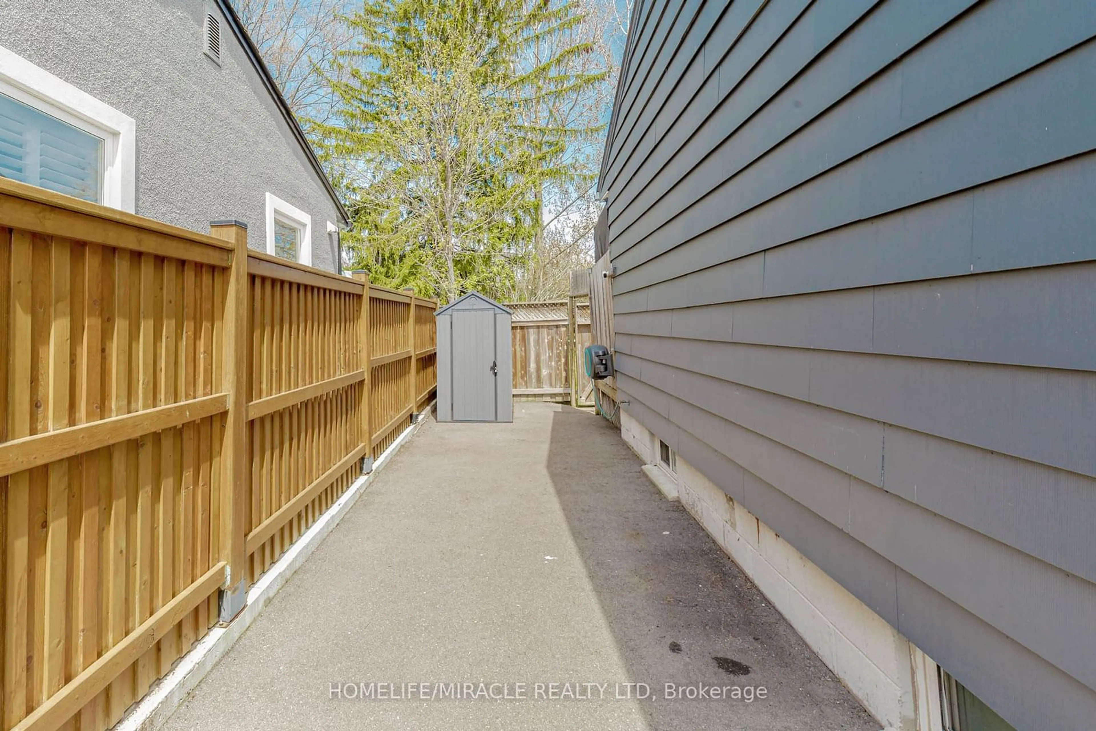 Patio, street for 1057 Roosevelt Rd, Mississauga Ontario L5G 3Y6