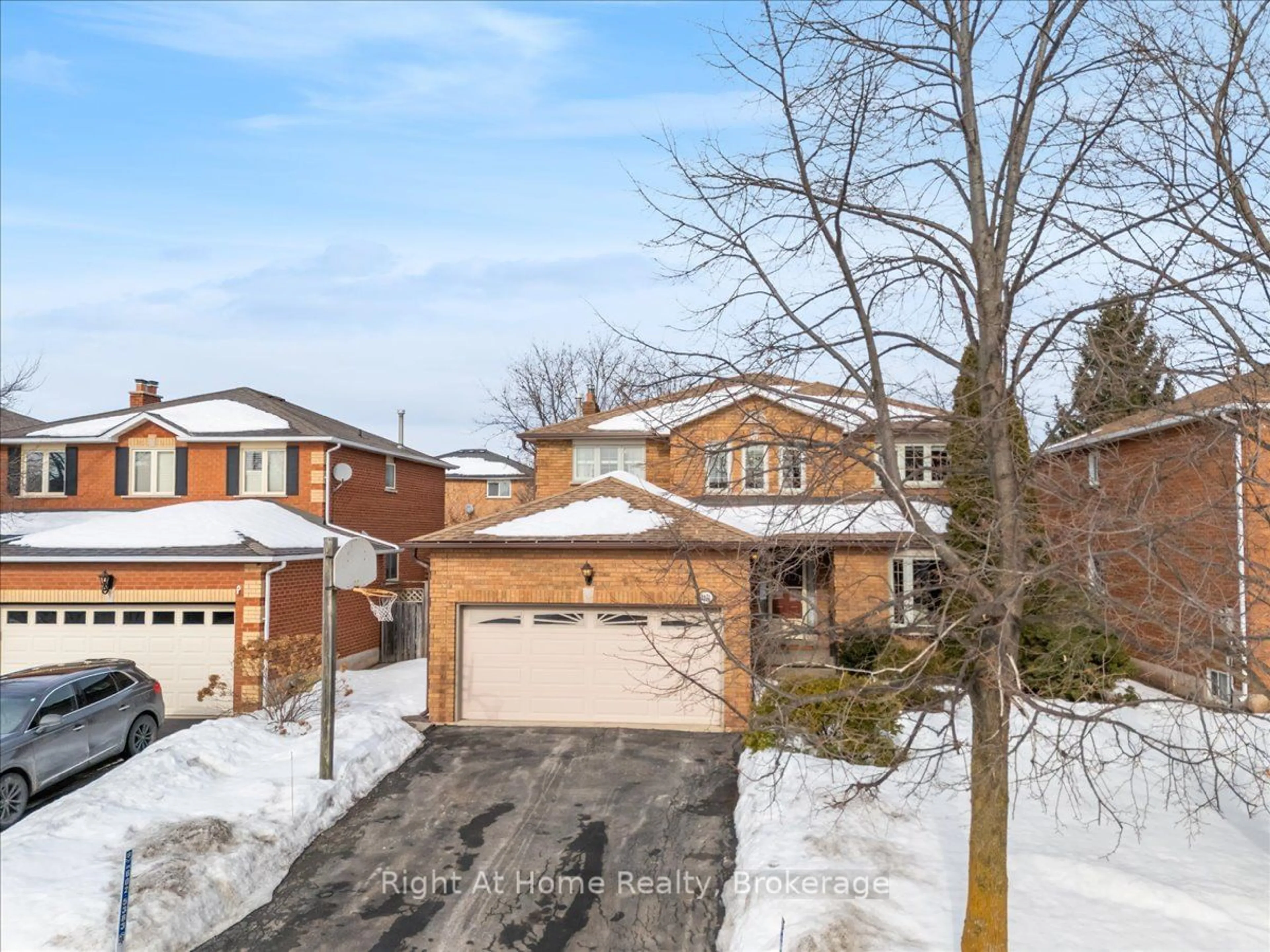 A pic from outside/outdoor area/front of a property/back of a property/a pic from drone, street for 2171 Granby Dr, Oakville Ontario L6H 4X3