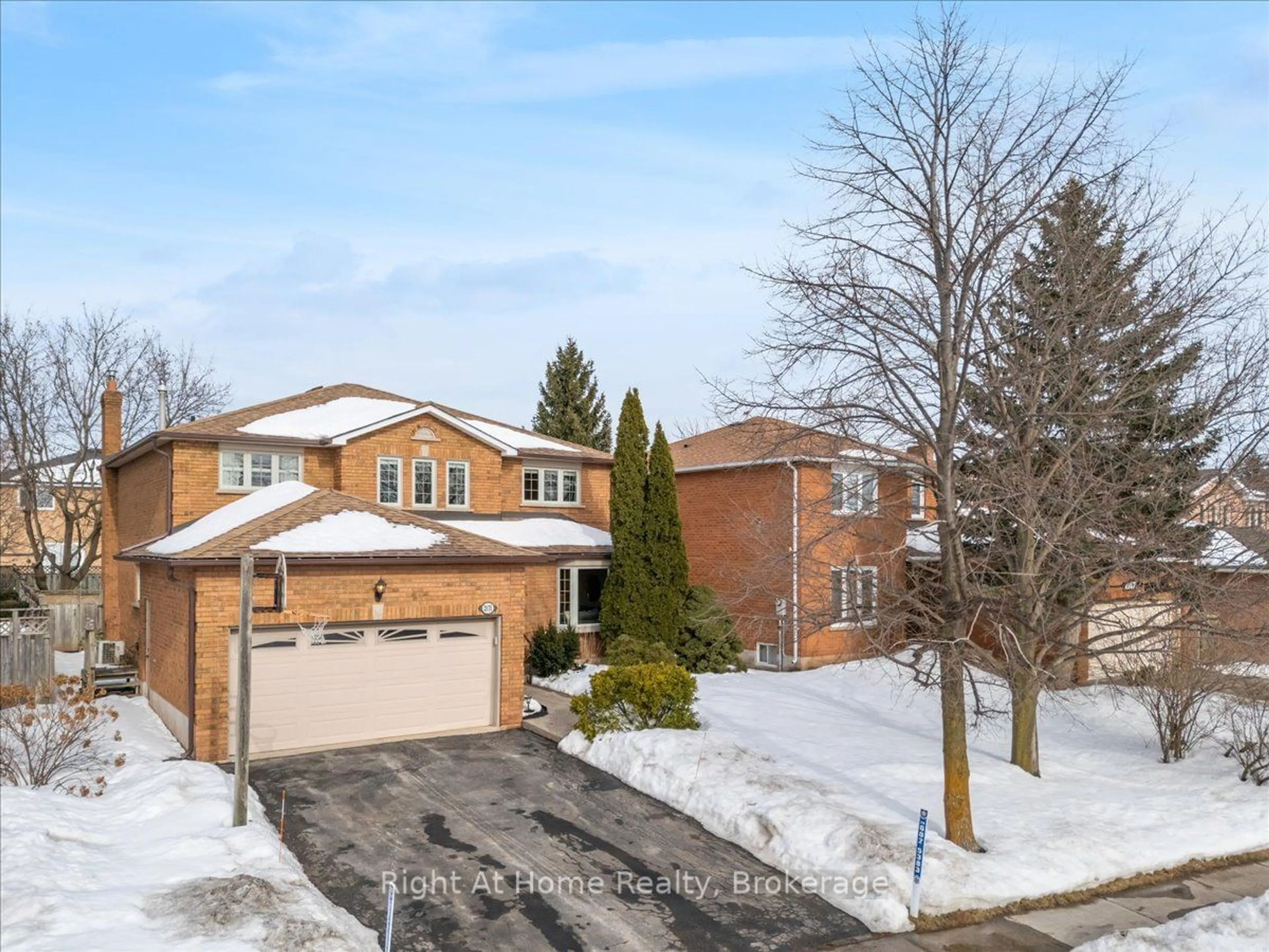 A pic from outside/outdoor area/front of a property/back of a property/a pic from drone, street for 2171 Granby Dr, Oakville Ontario L6H 4X3