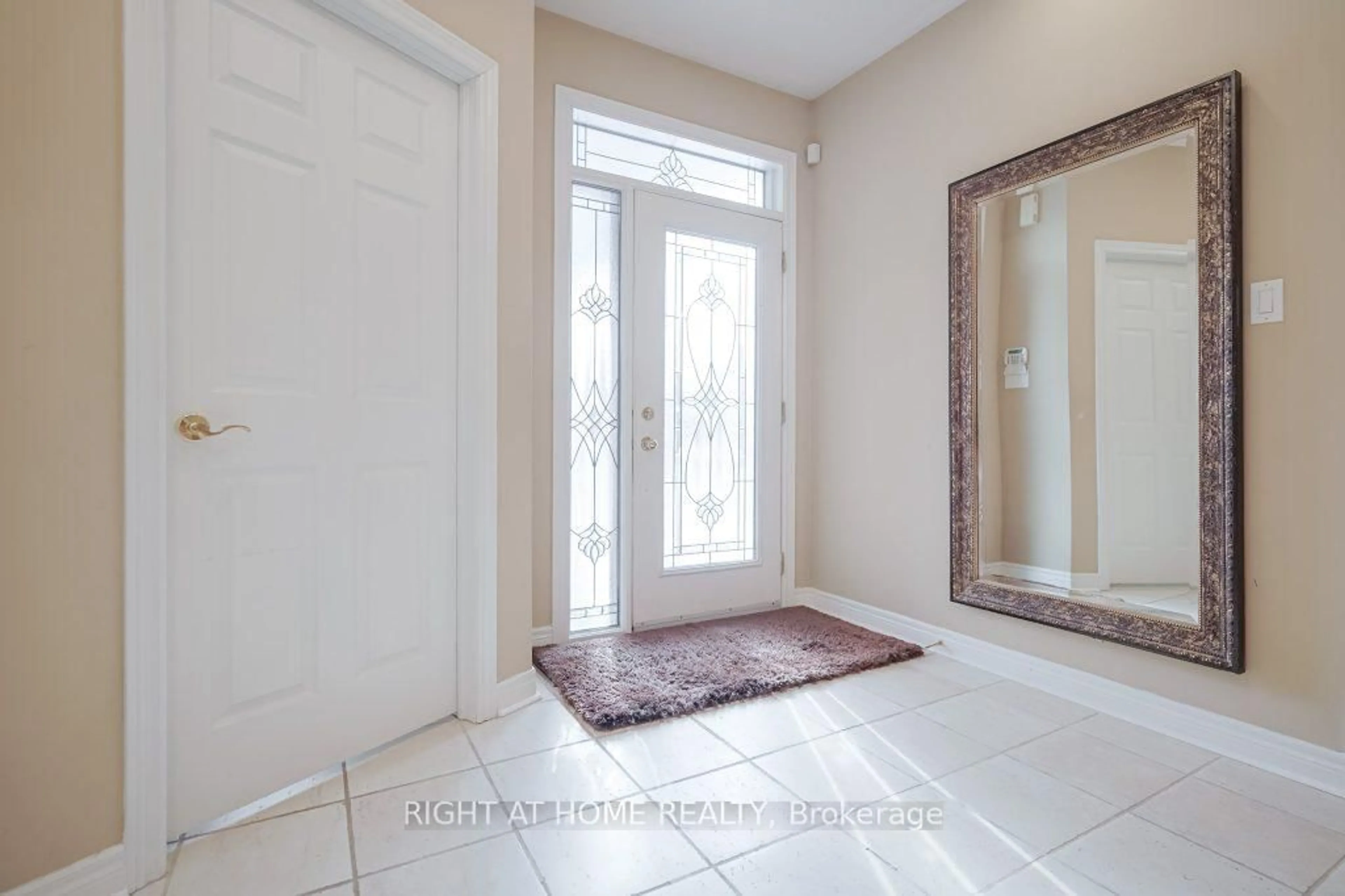 Indoor entryway for 6779 Tattinger Ave, Mississauga Ontario L5W 1P3