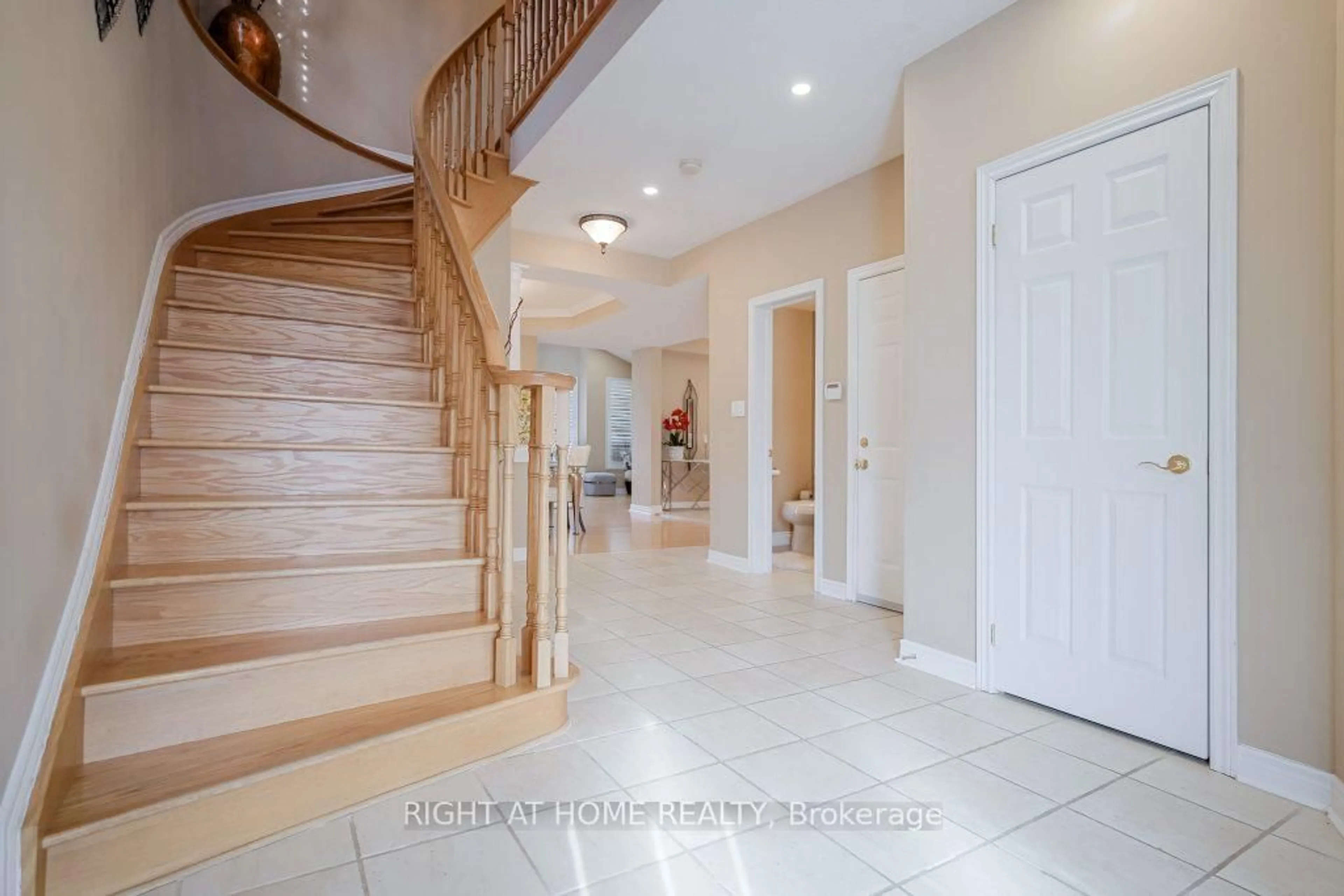 Indoor foyer for 6779 Tattinger Ave, Mississauga Ontario L5W 1P3