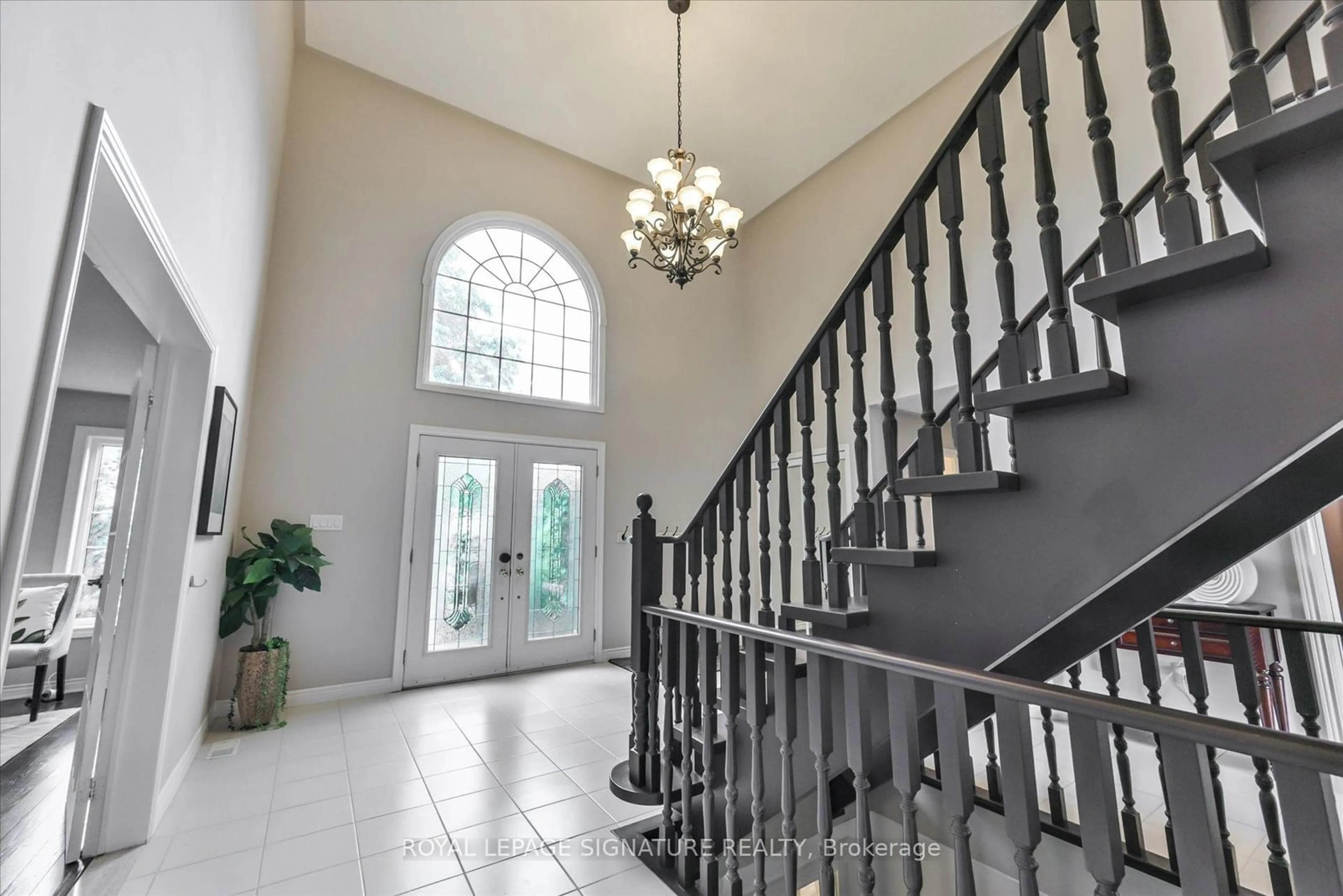 Indoor foyer for 3588 Thorpedale Crt, Mississauga Ontario L5L 3V6