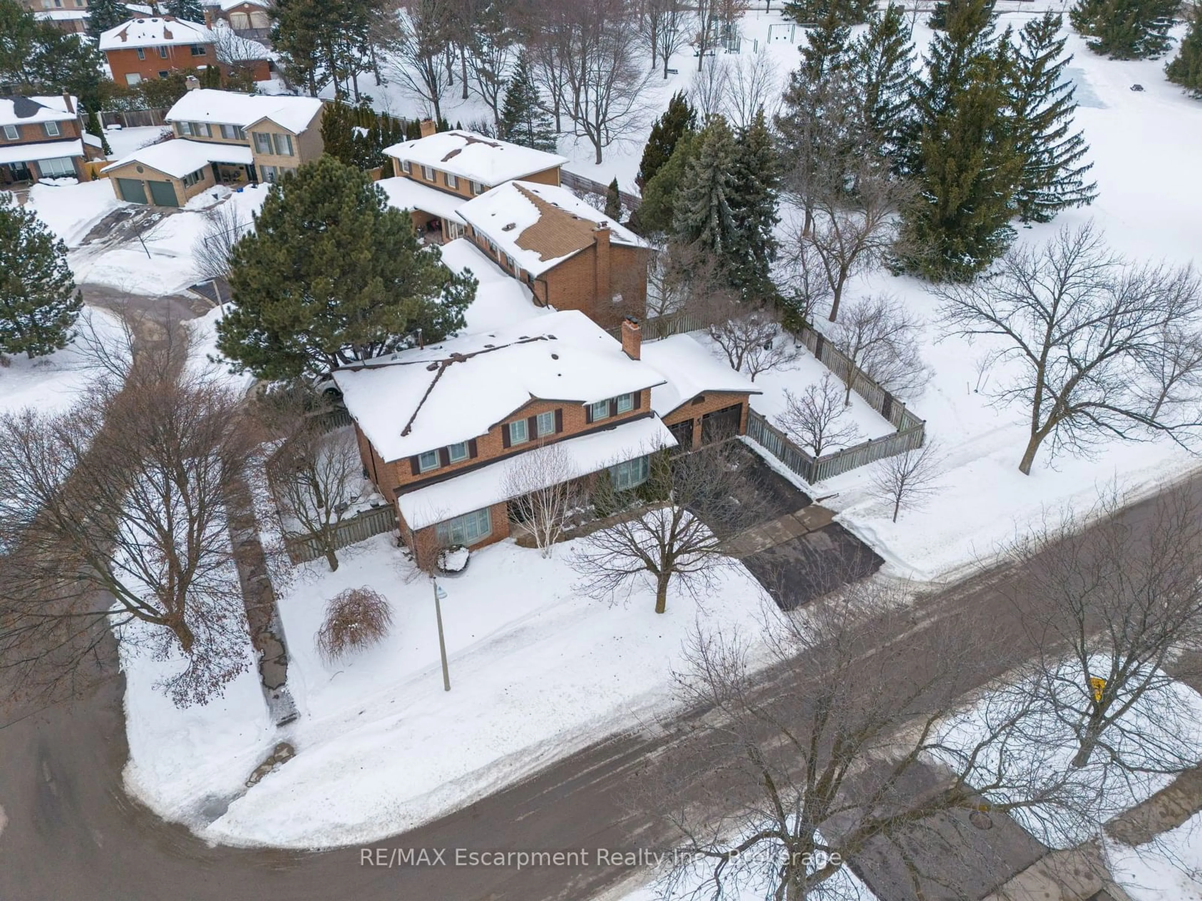 A pic from outside/outdoor area/front of a property/back of a property/a pic from drone, street for 1396 Golden Meadow Tr, Oakville Ontario L6H 3J5