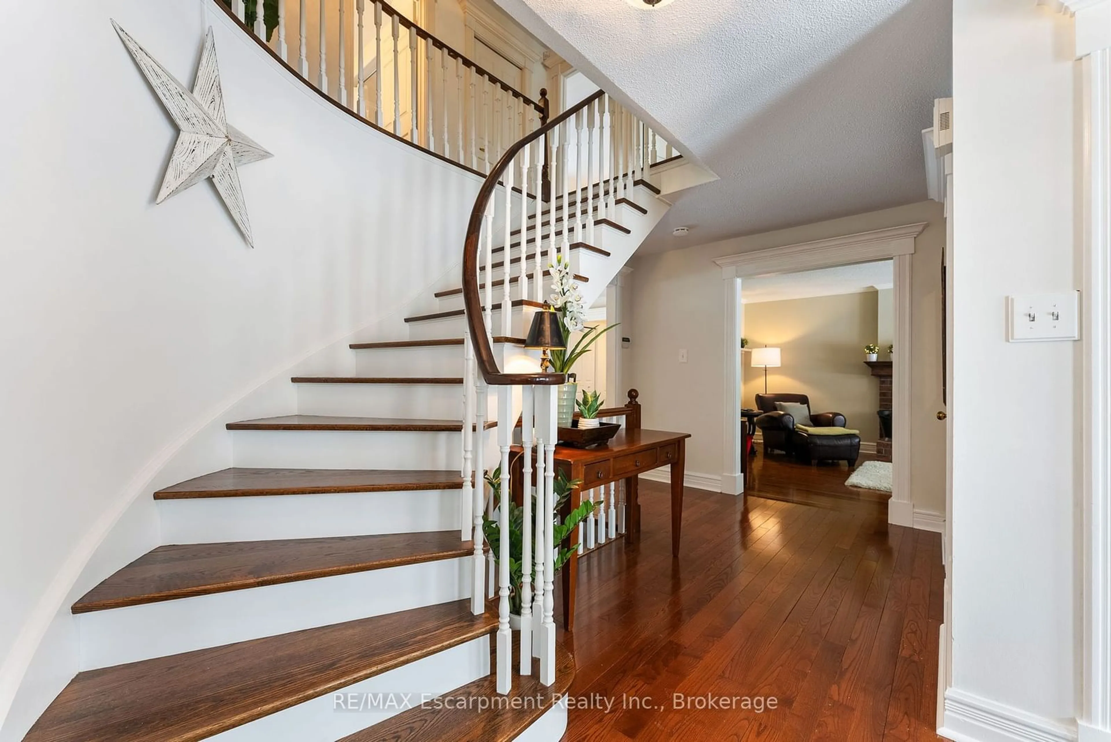 Indoor foyer for 1396 Golden Meadow Tr, Oakville Ontario L6H 3J5