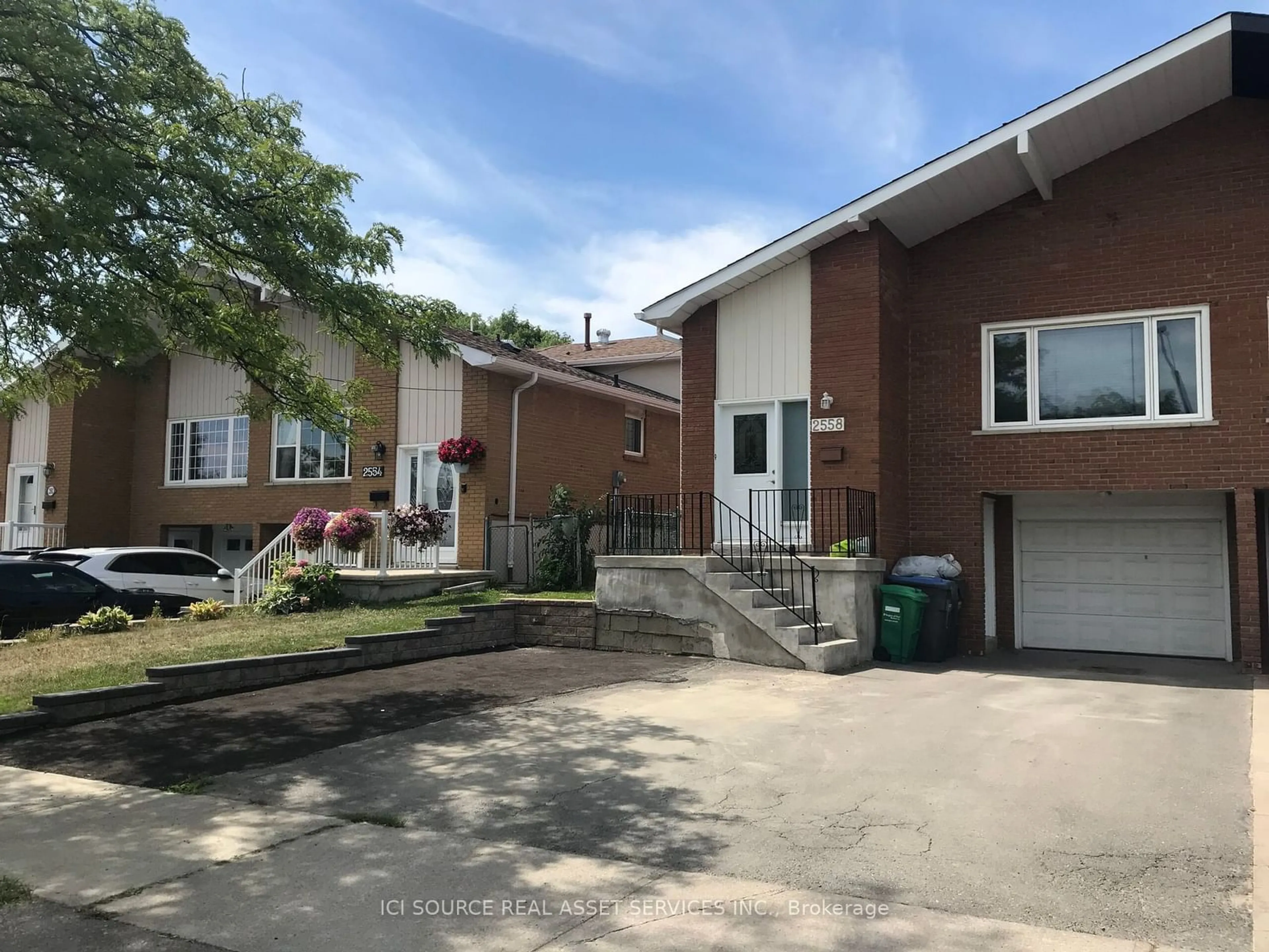 Home with brick exterior material, street for 2558 Palisander Ave, Mississauga Ontario L5B 2L2