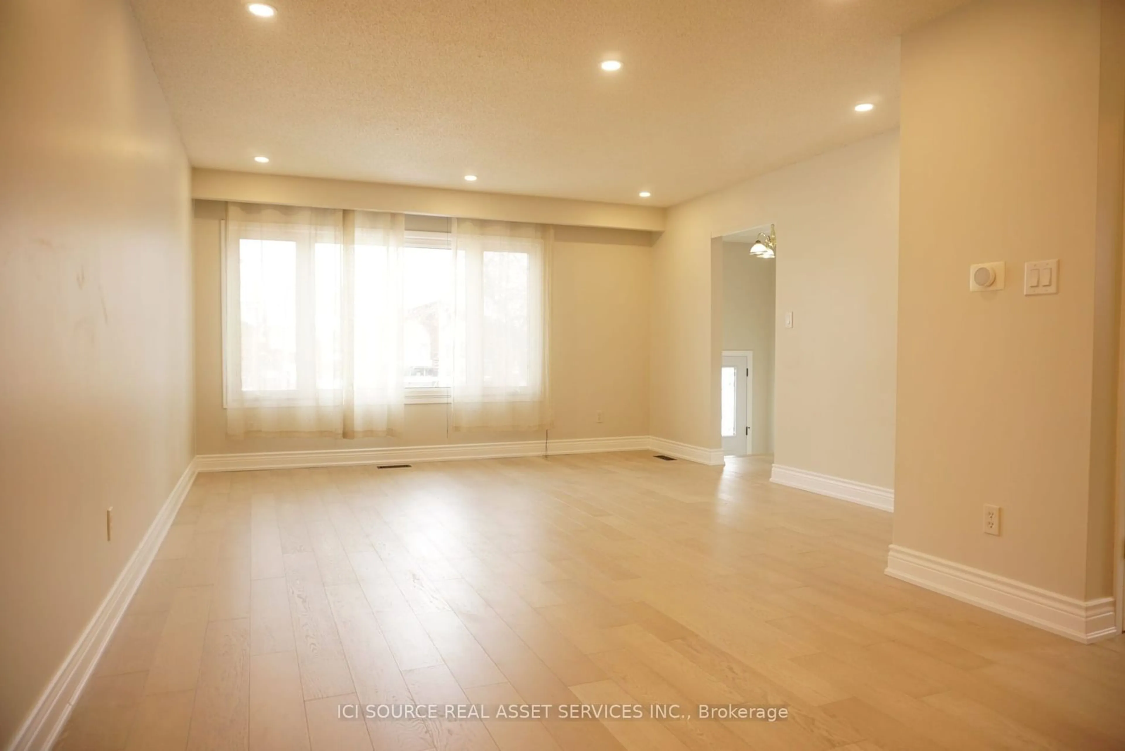 A pic of a room for 2558 Palisander Ave, Mississauga Ontario L5B 2L2