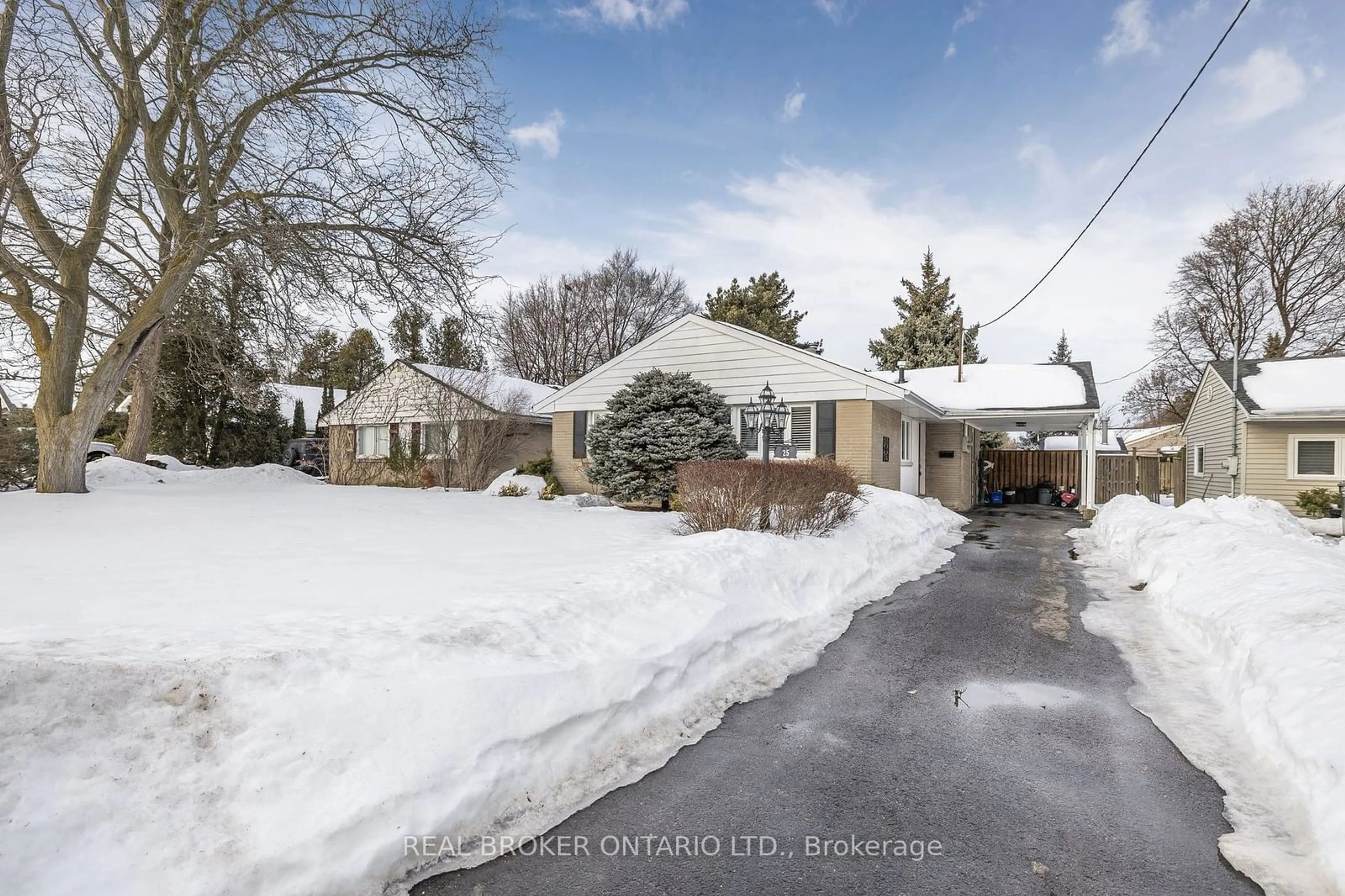 A pic from outside/outdoor area/front of a property/back of a property/a pic from drone, street for 25 Sora Dr, Mississauga Ontario L5M 1B3