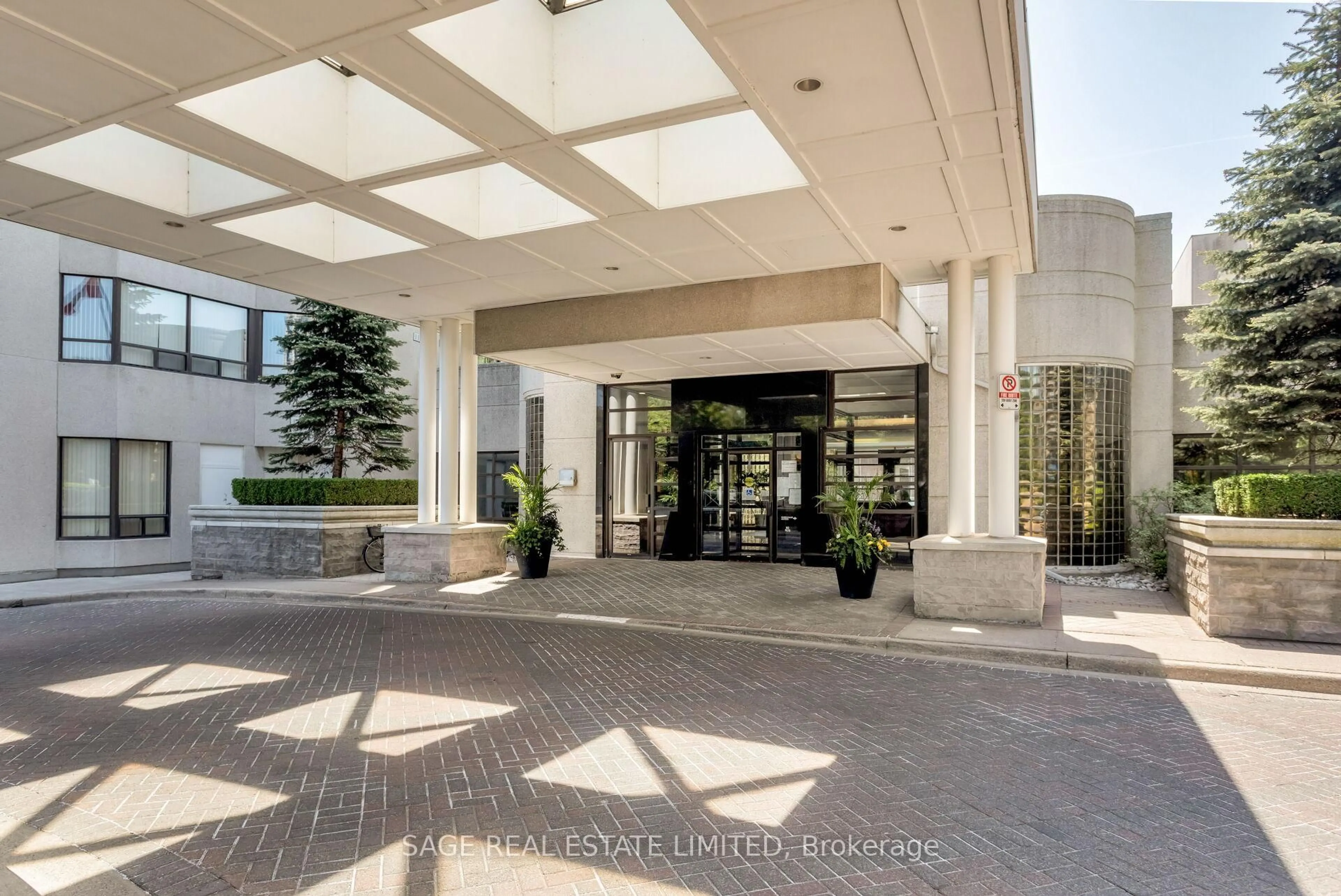 Indoor foyer for 1 Aberfoyle Cres #807, Toronto Ontario M8X 2X8