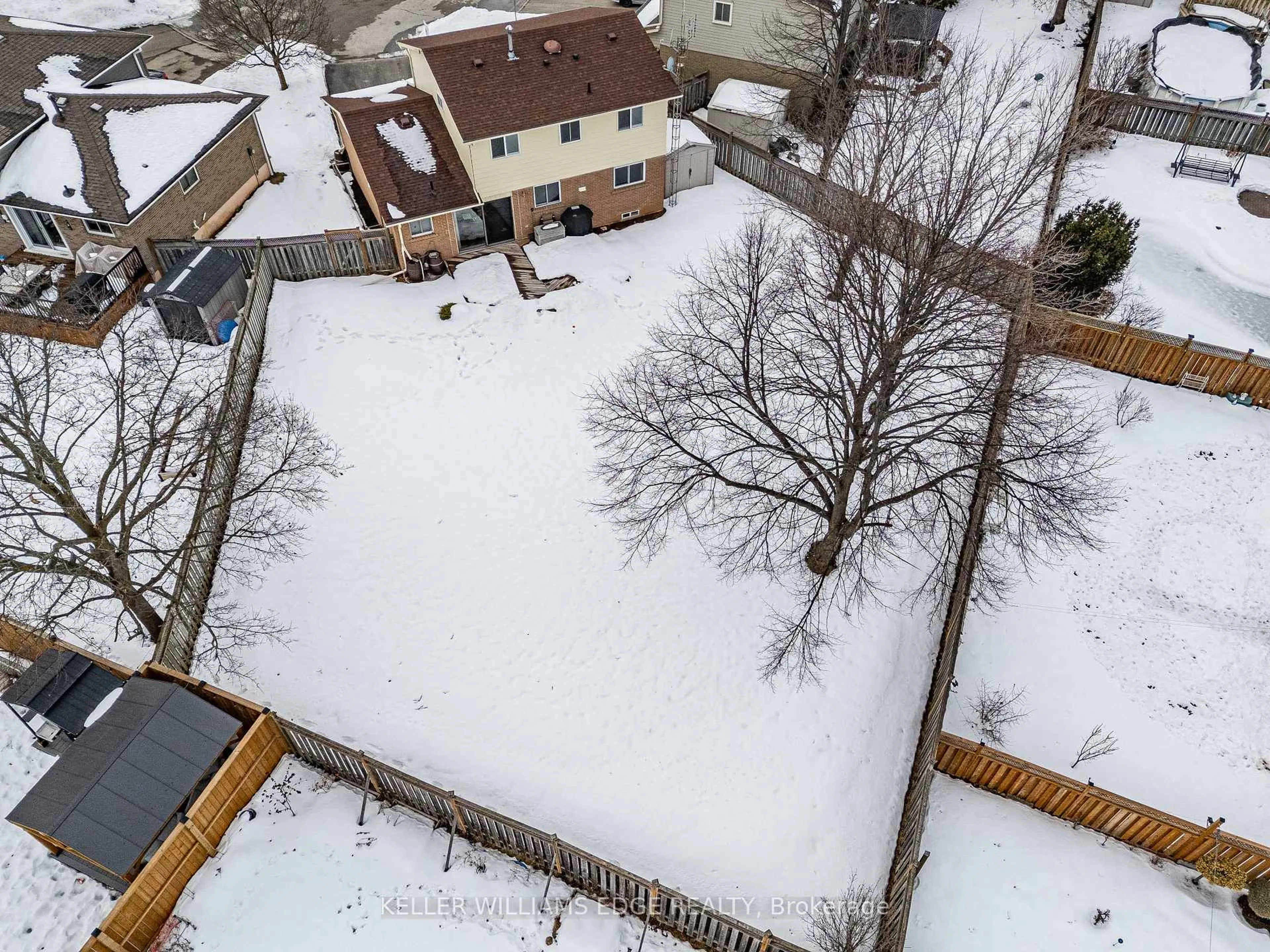 A pic from outside/outdoor area/front of a property/back of a property/a pic from drone, street for 1425 Aspen Crt, Burlington Ontario L7M 1E4