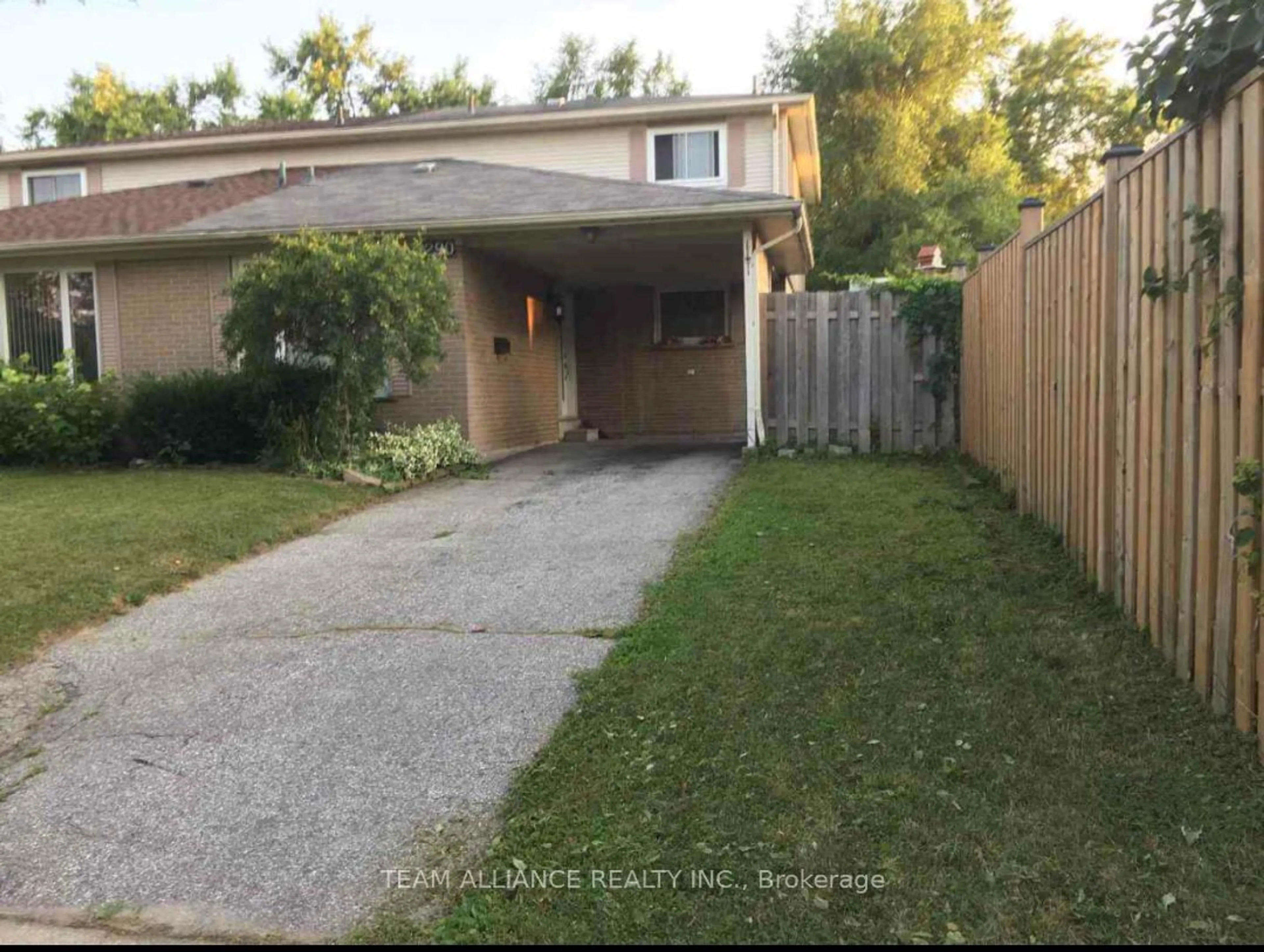 A pic from outside/outdoor area/front of a property/back of a property/a pic from drone, street for 2290 Delkus Cres, Mississauga Ontario L5A 1K7