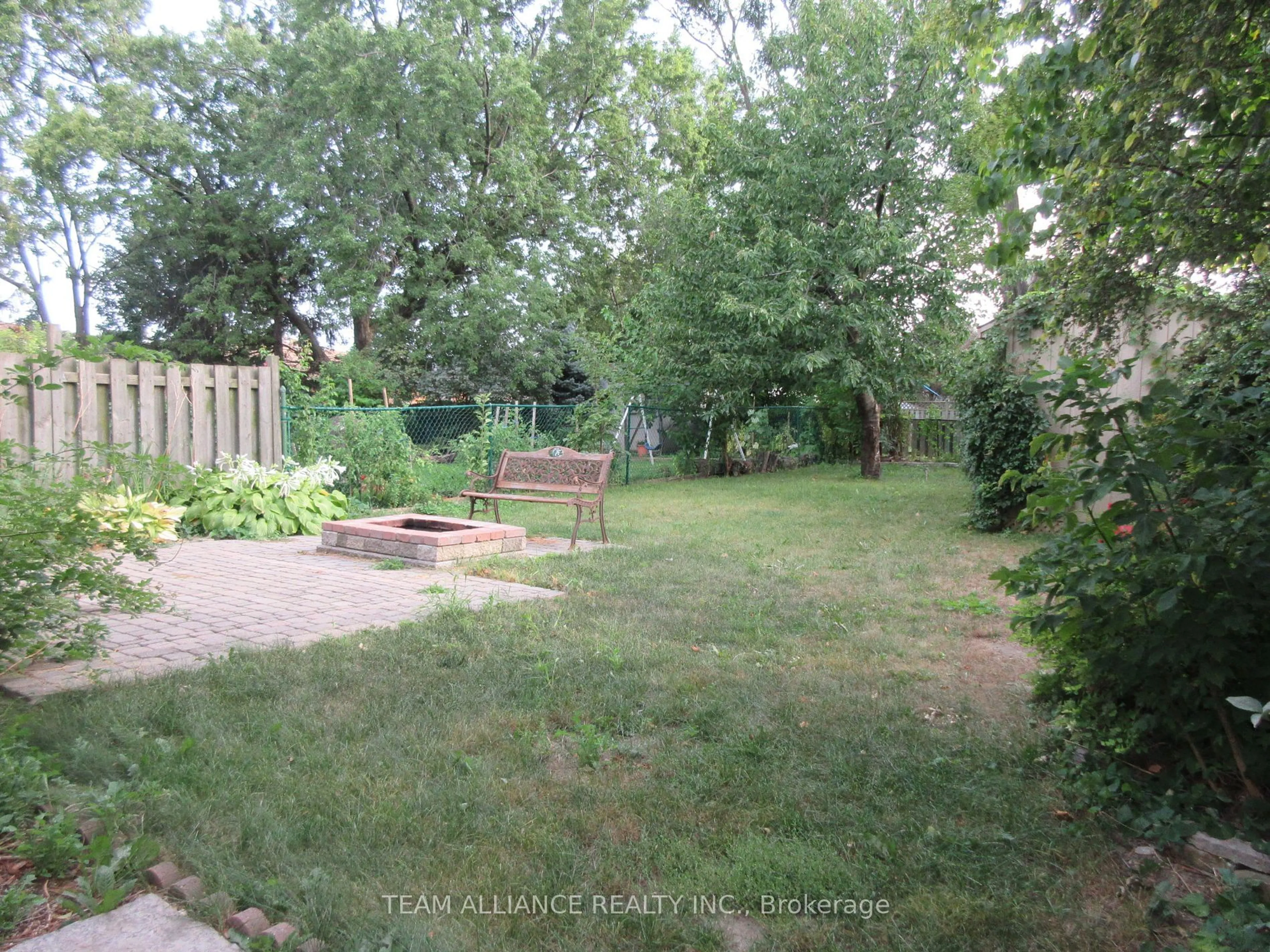 Patio, street for 2290 Delkus Cres, Mississauga Ontario L5A 1K7