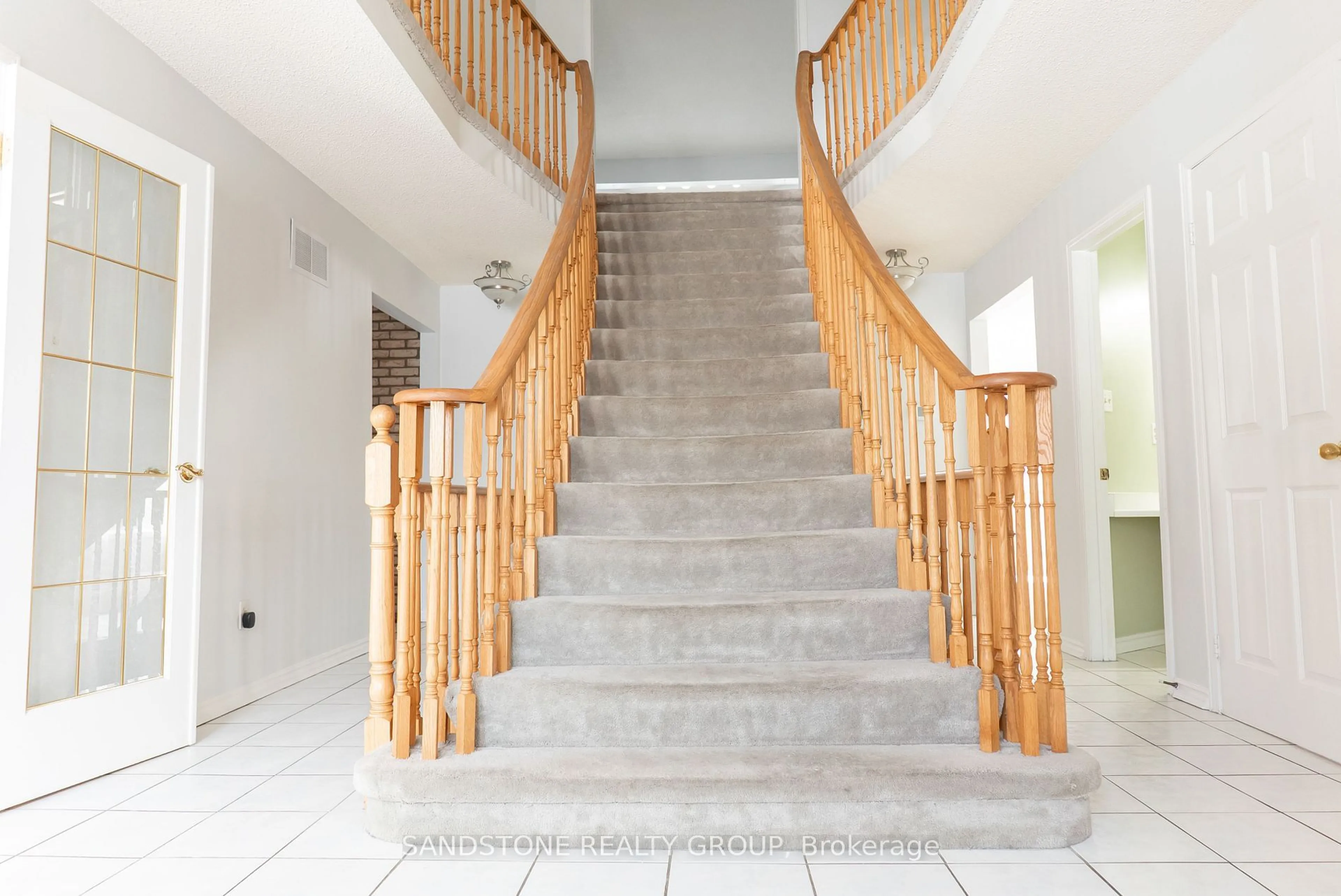 Stairs for 3050 Plum Tree Cres, Mississauga Ontario L5N 4W6