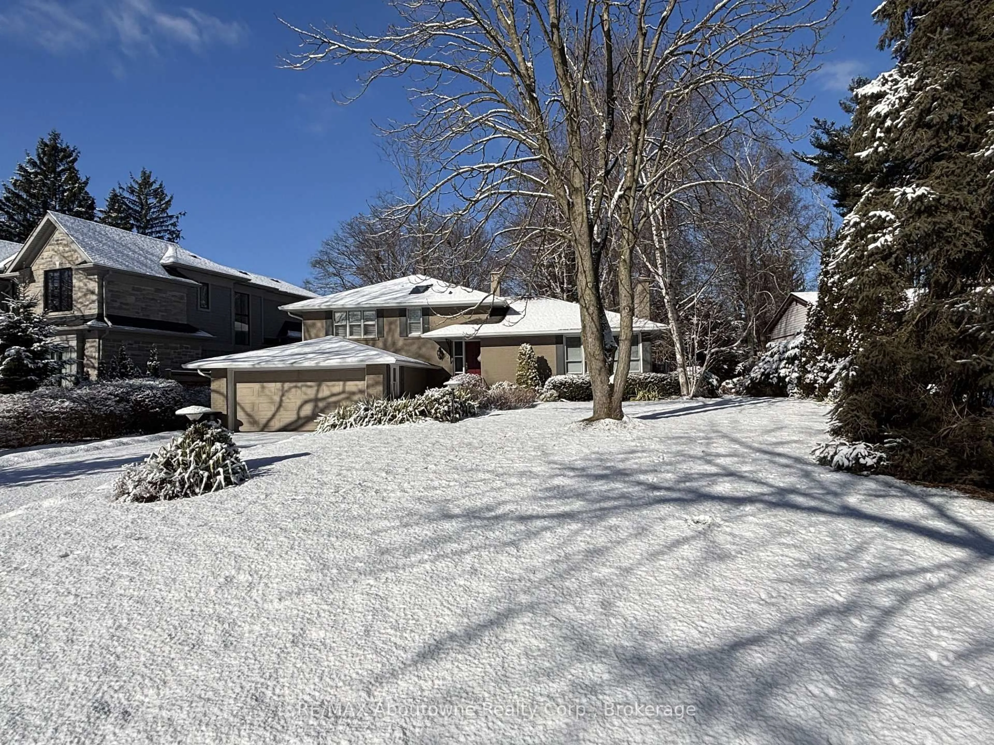 A pic from outside/outdoor area/front of a property/back of a property/a pic from drone, street for 177 Viewbank Cres, Oakville Ontario L6L 1R3