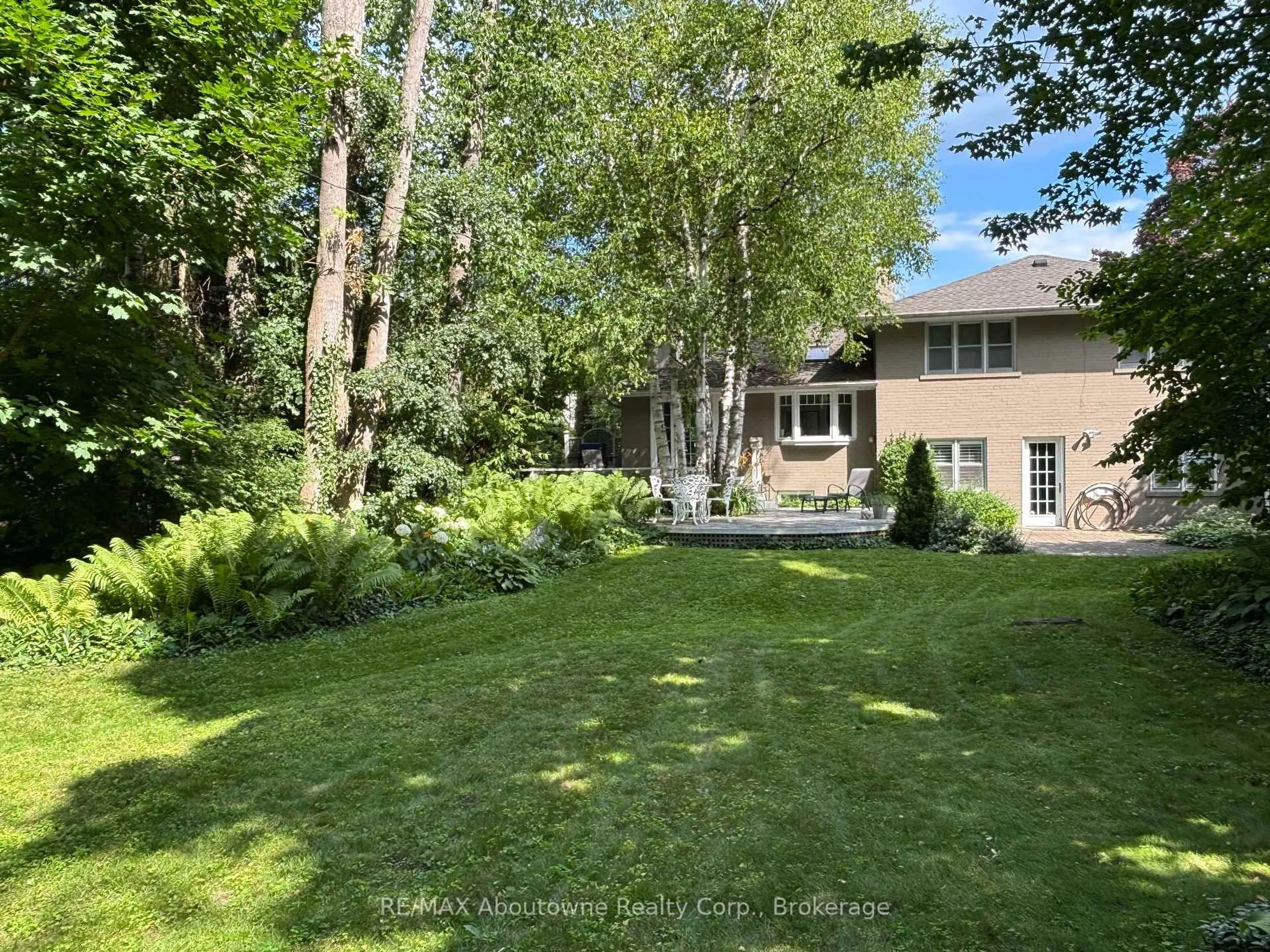 A pic from outside/outdoor area/front of a property/back of a property/a pic from drone, forest/trees view for 177 Viewbank Cres, Oakville Ontario L6L 1R3