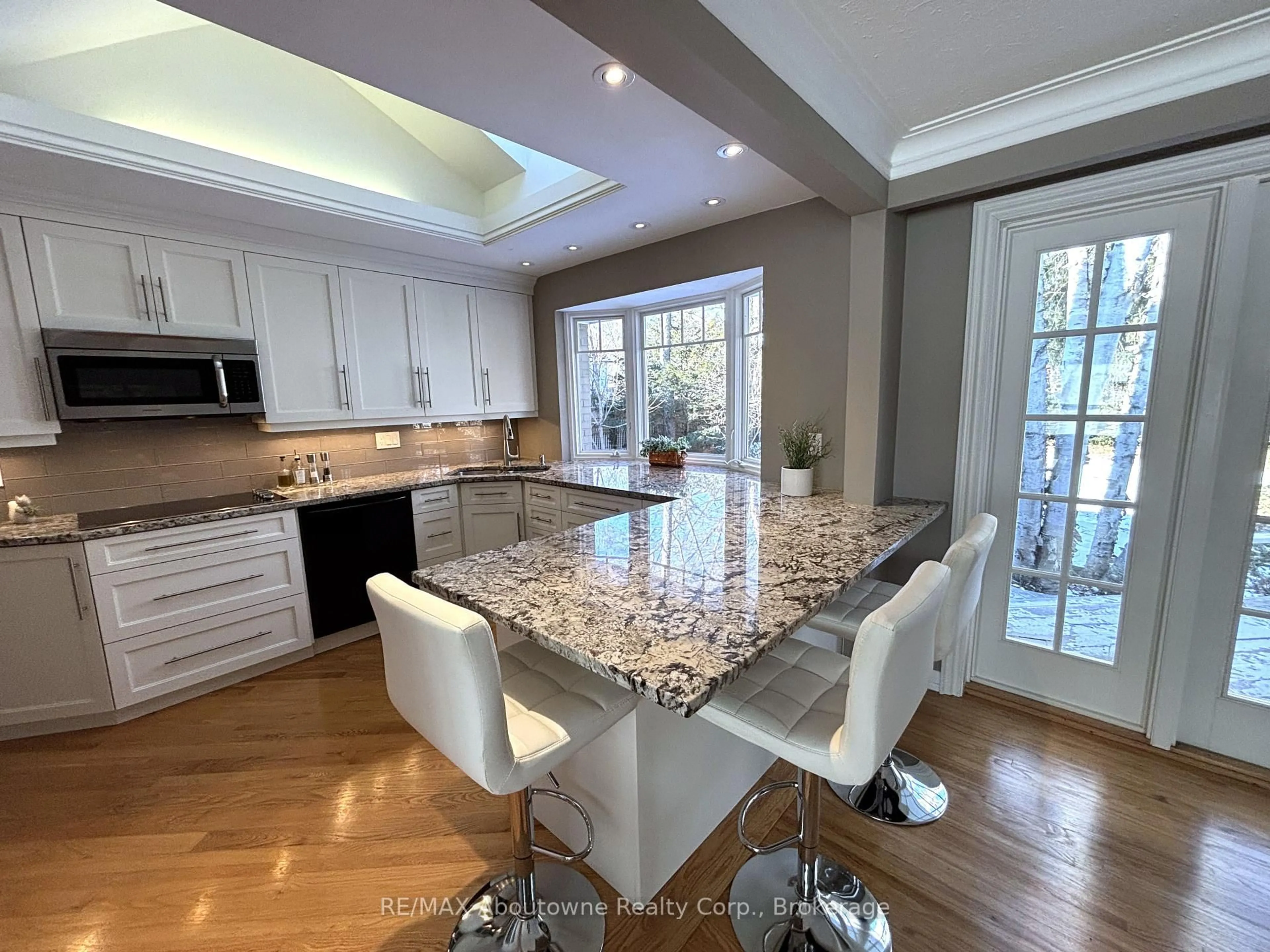 Open concept kitchen, ceramic/tile floor for 177 Viewbank Cres, Oakville Ontario L6L 1R3