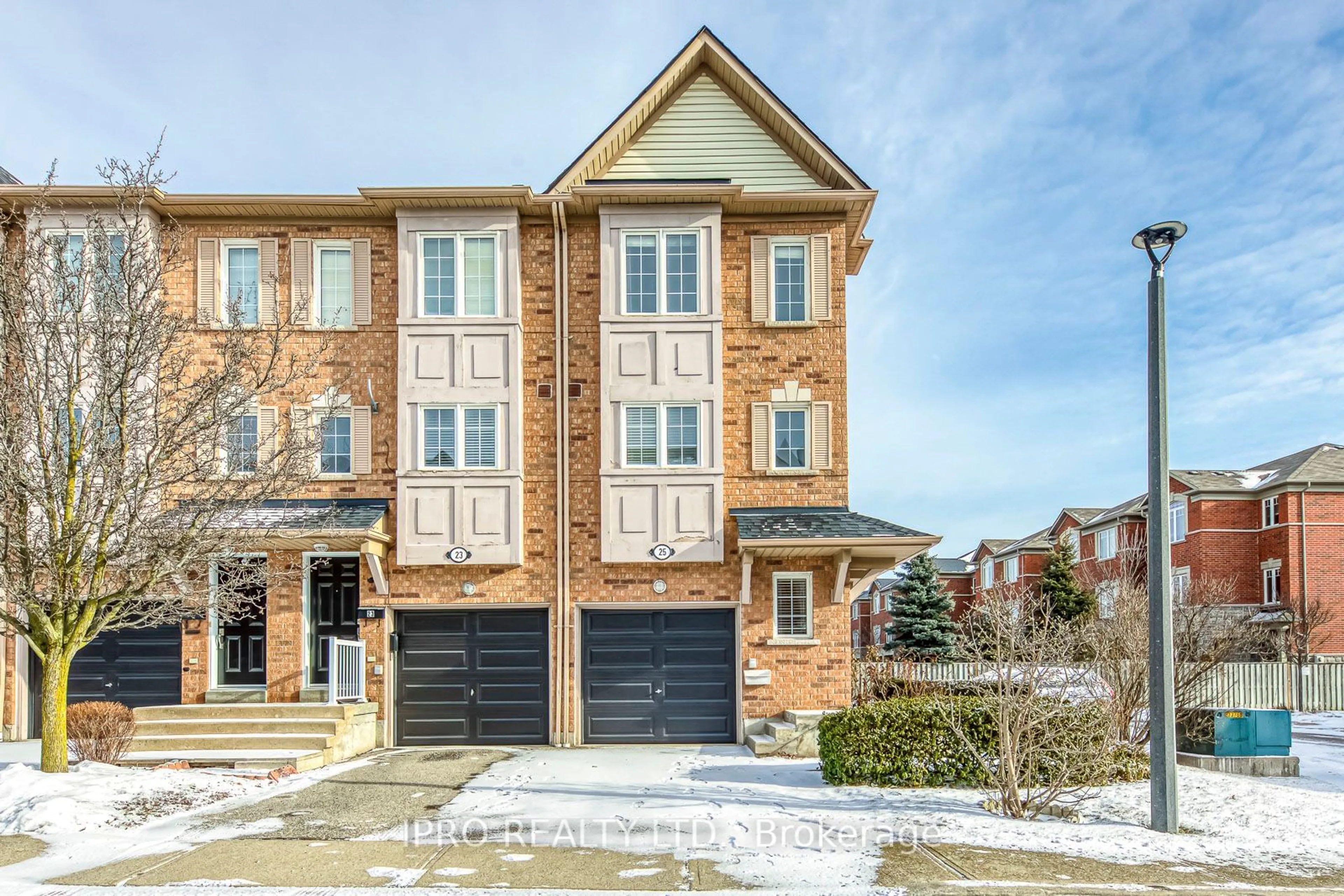 Home with brick exterior material, street for 1128 Dundas St #25, Mississauga Ontario L5C 1E1