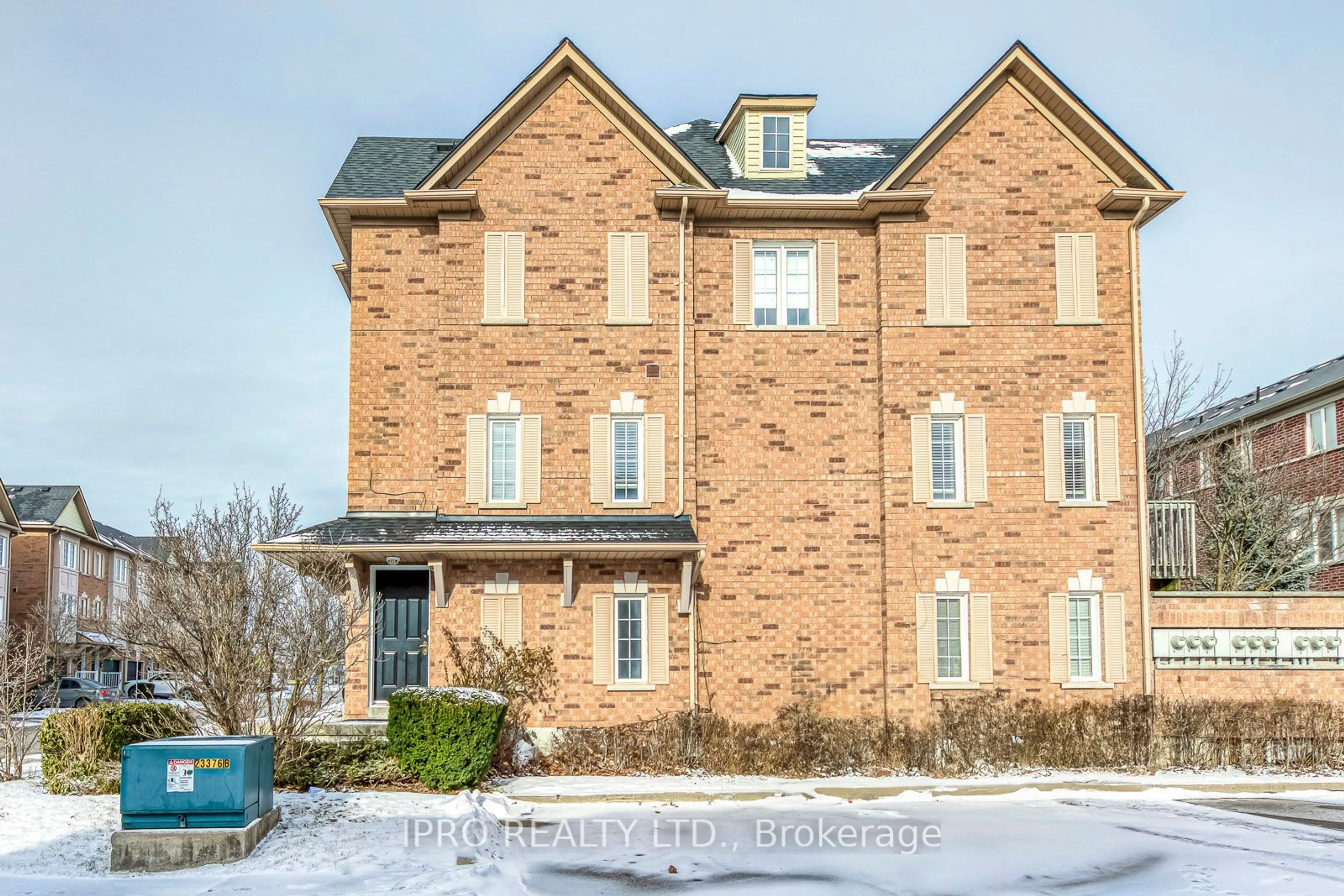 Home with brick exterior material, street for 1128 Dundas St #25, Mississauga Ontario L5C 1E1