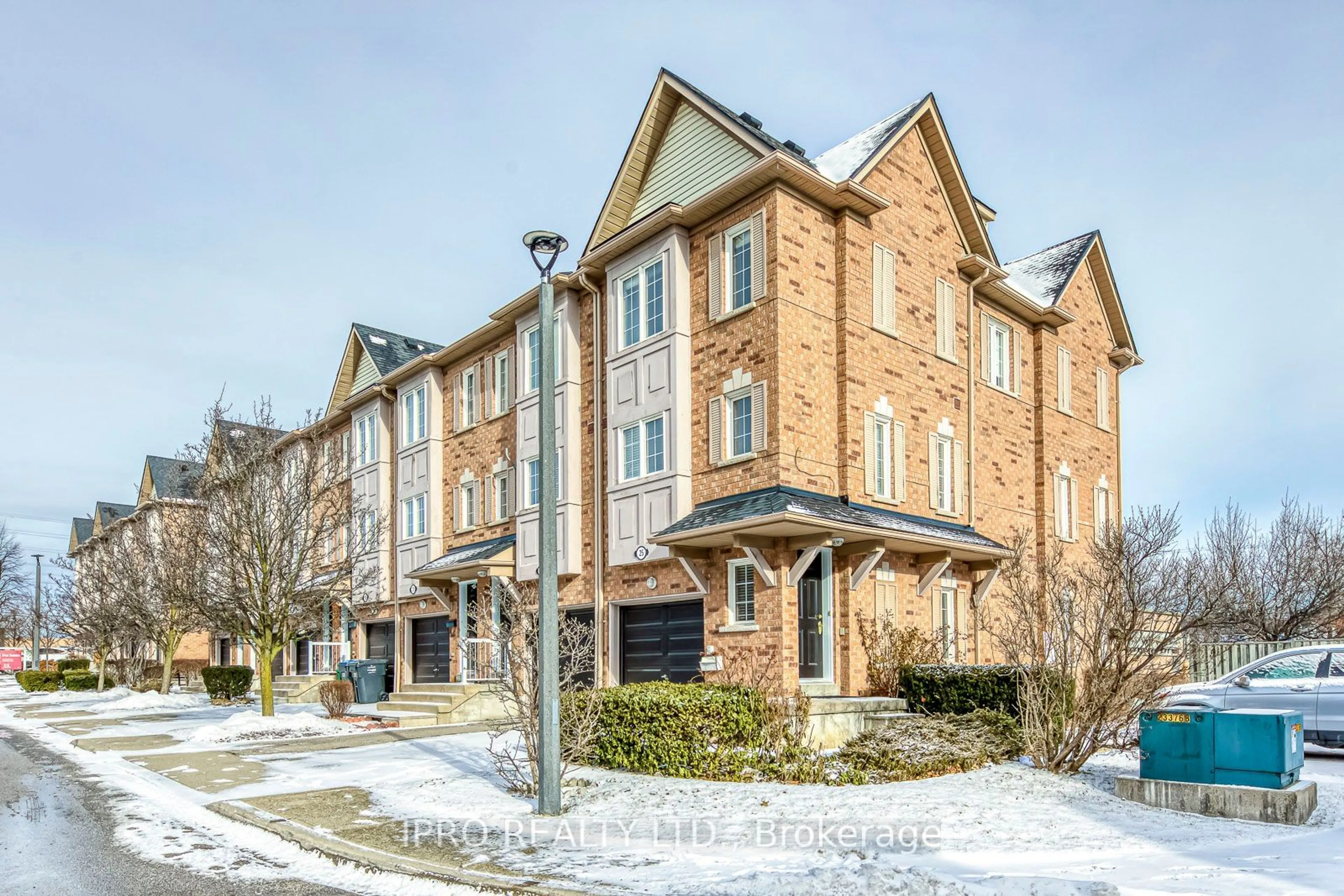 Home with brick exterior material, street for 1128 Dundas St #25, Mississauga Ontario L5C 1E1