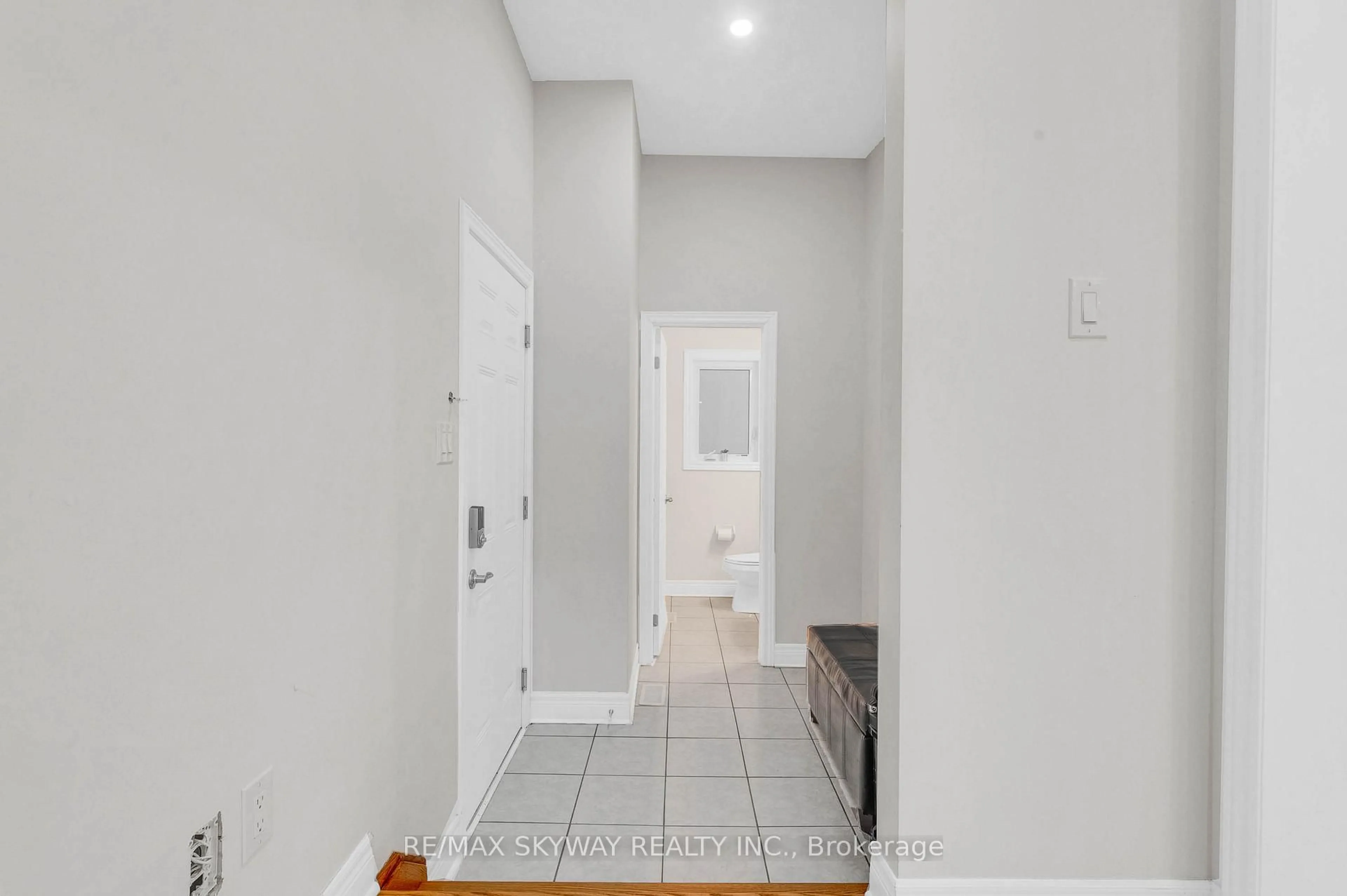 Indoor entryway for 20 Branigan Cres, Halton Hills Ontario L7G 0N2