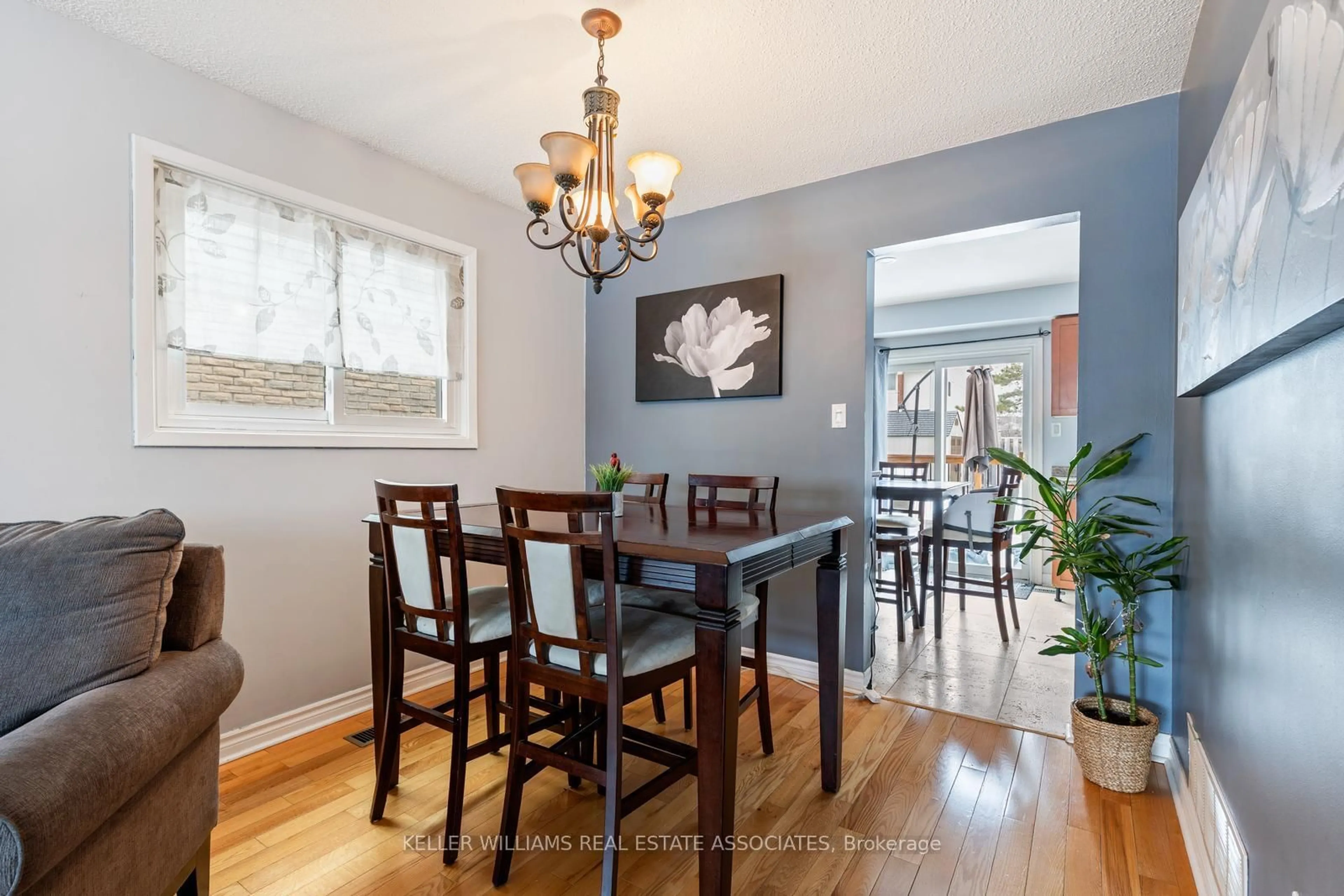 Dining room, wood/laminate floor for 2887 Arles Mews, Mississauga Ontario L5N 2N1