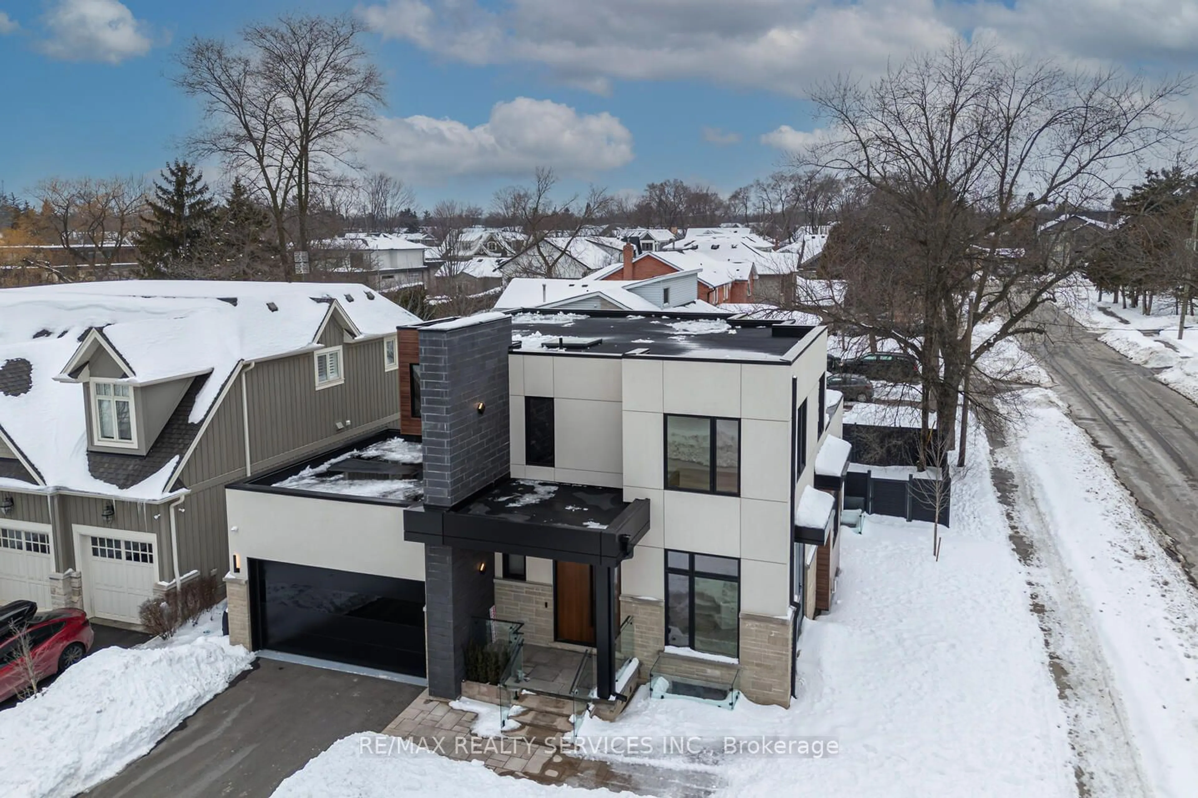 A pic from outside/outdoor area/front of a property/back of a property/a pic from drone, street for 2345 Belyea St, Oakville Ontario L6L 1N8