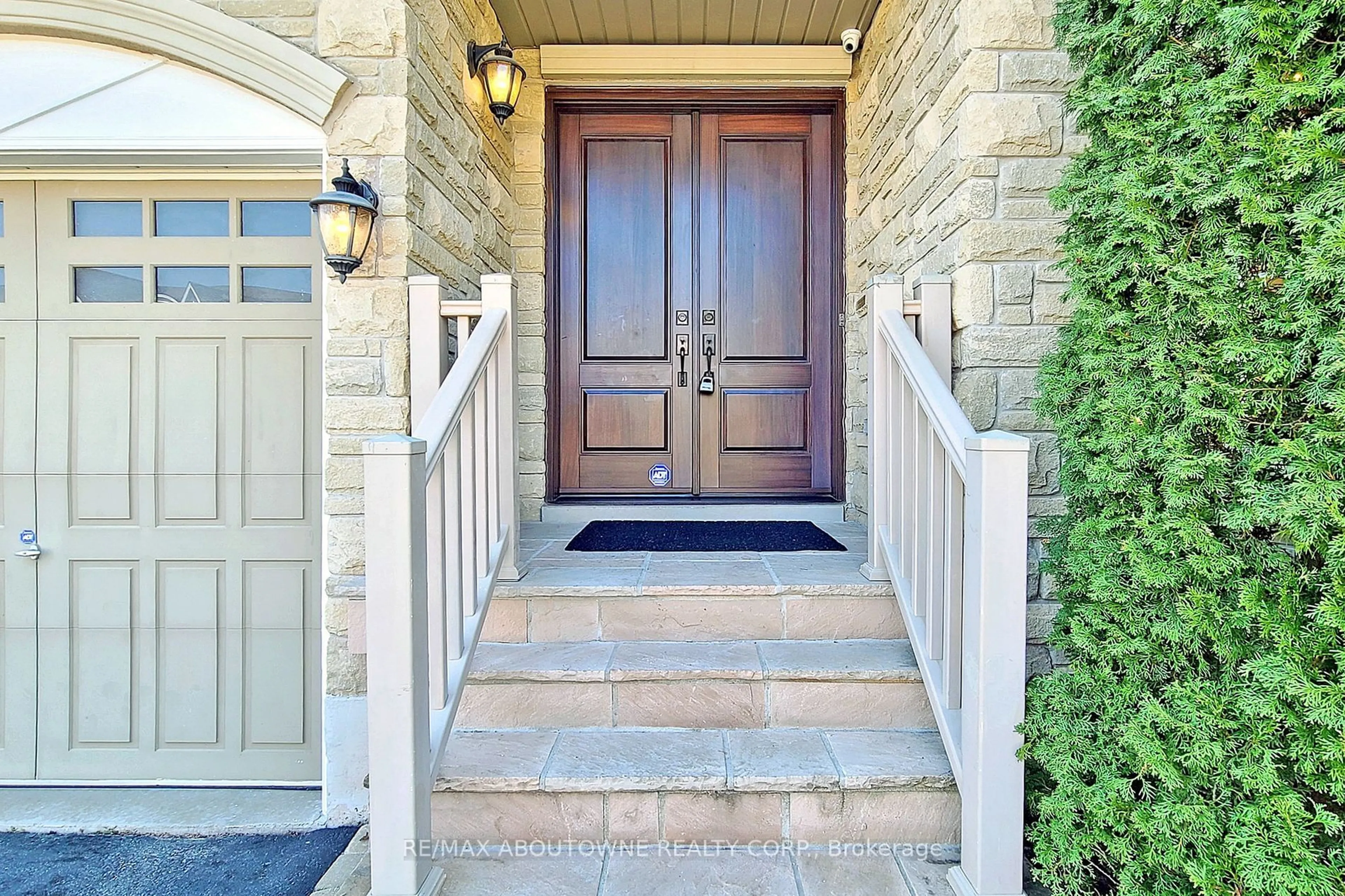 Indoor entryway for 3395 Fox Run Circ, Oakville Ontario L6L 6W4