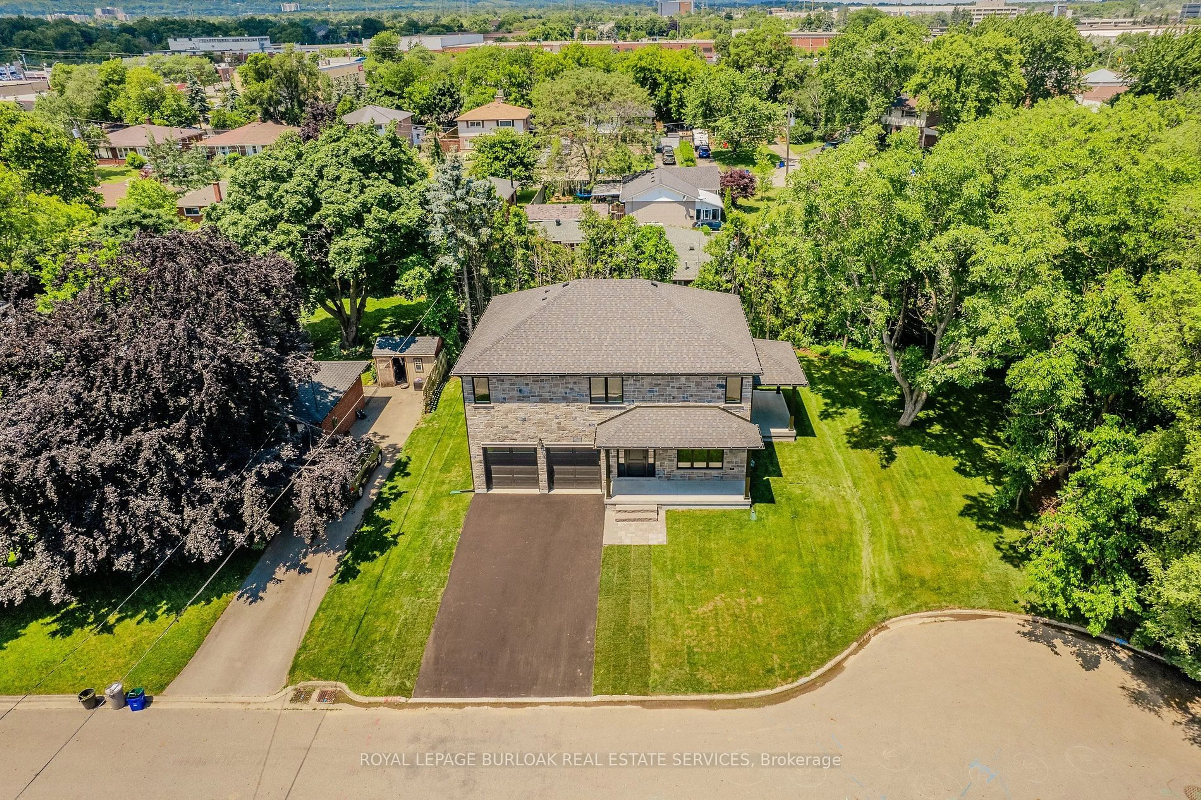 A pic from outside/outdoor area/front of a property/back of a property/a pic from drone, water/lake/river/ocean view for 2423 Raymore Dr, Burlington Ontario L7R 2B4