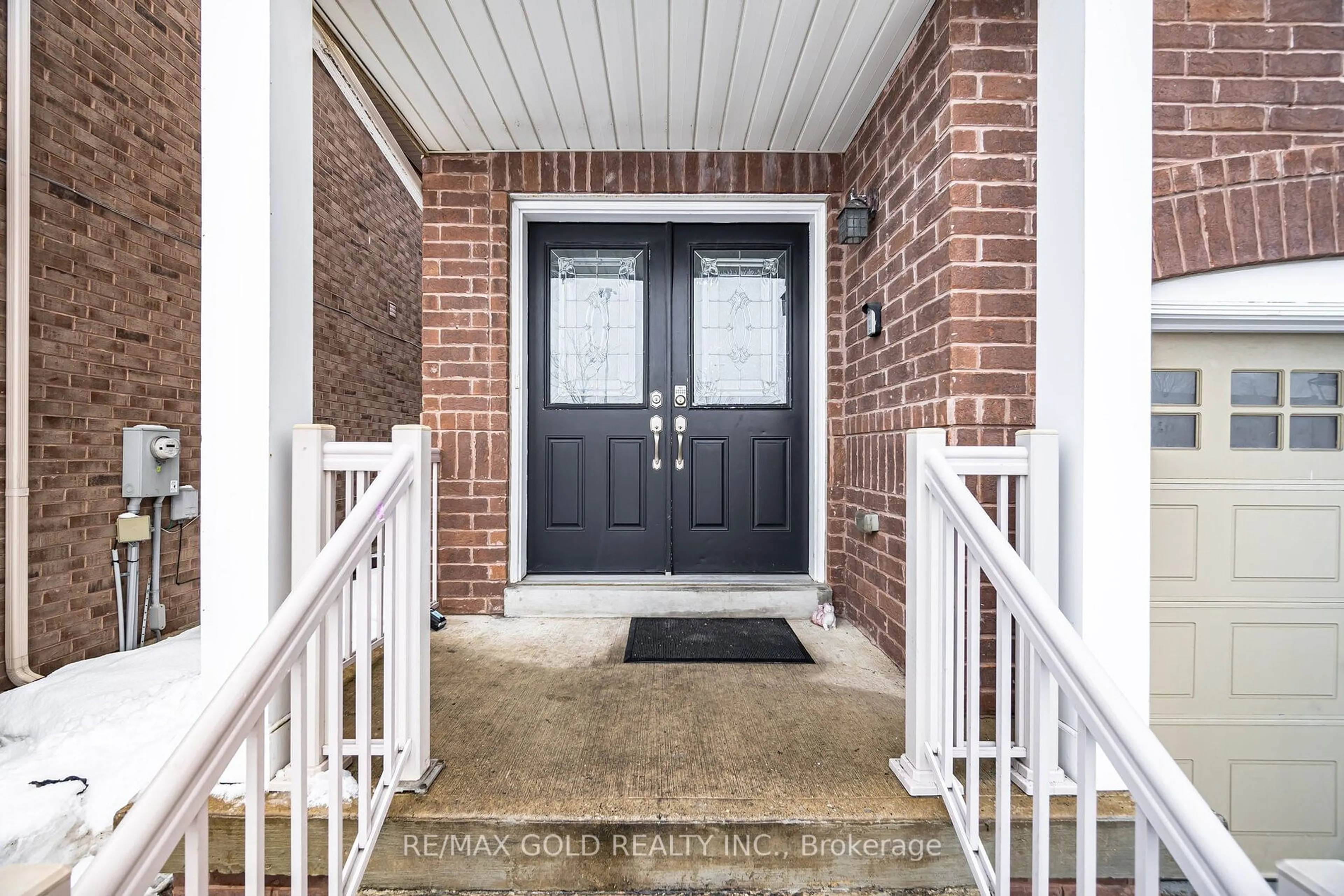 Indoor entryway for 210 Brussels Ave, Brampton Ontario L6Z 0B6