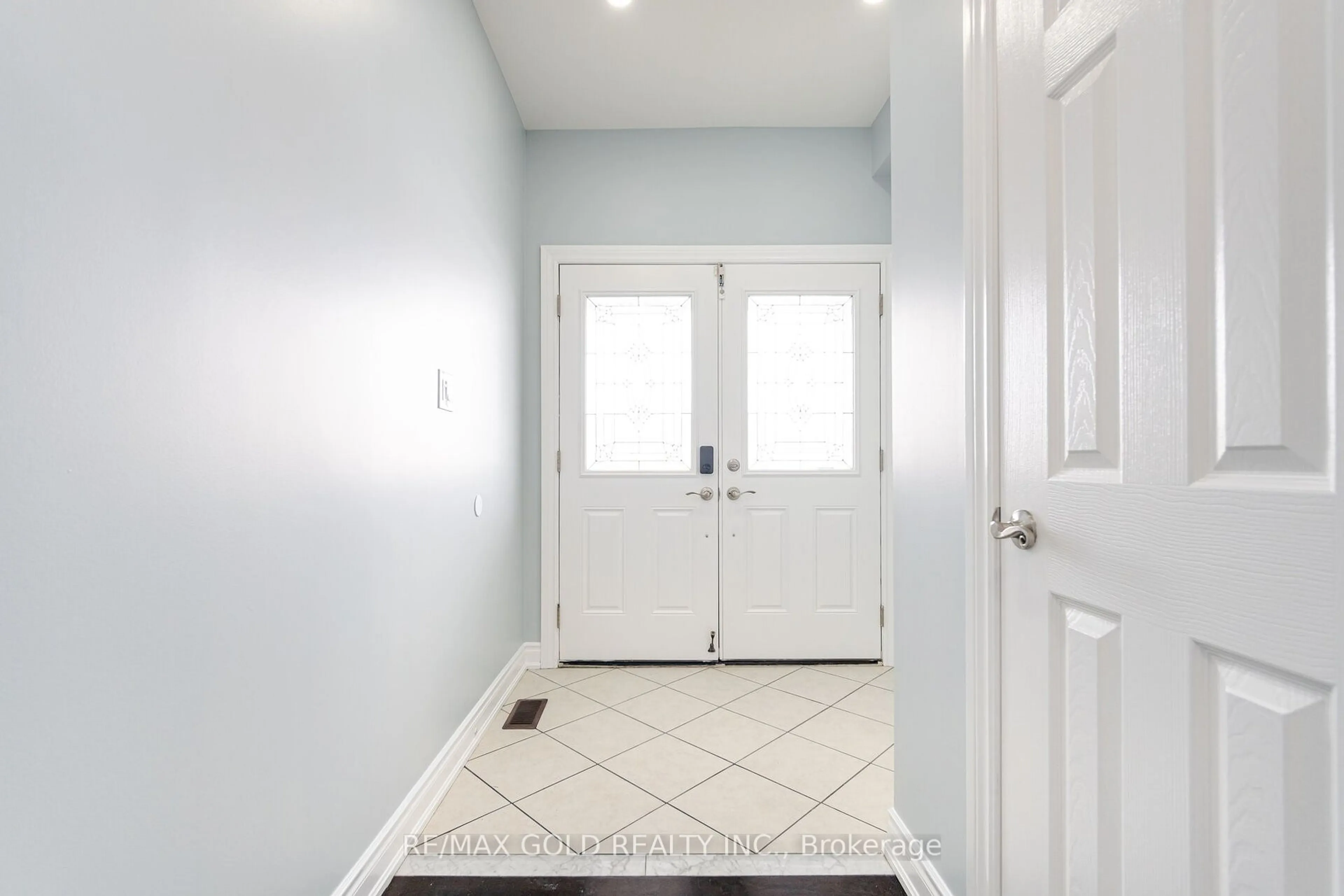 Indoor entryway for 210 Brussels Ave, Brampton Ontario L6Z 0B6