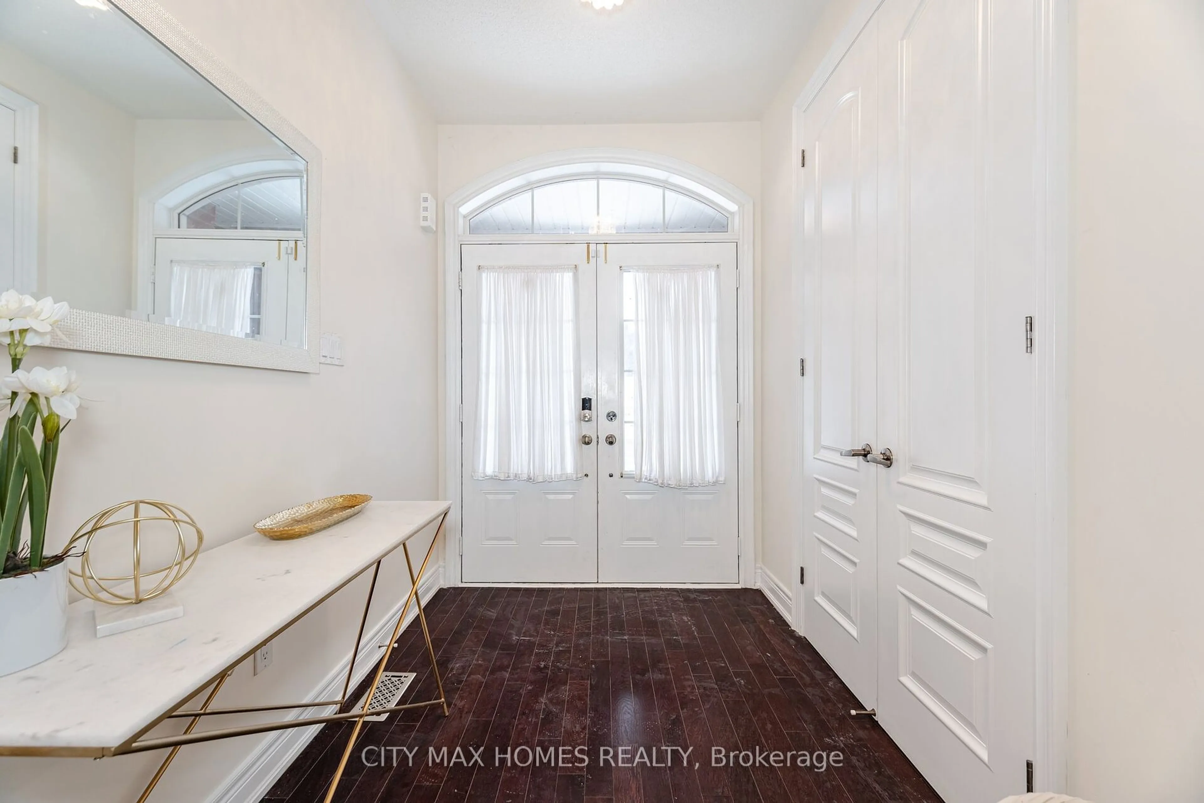 Indoor entryway for 57 Beacon Hill Dr, Brampton Ontario L6X 0V7