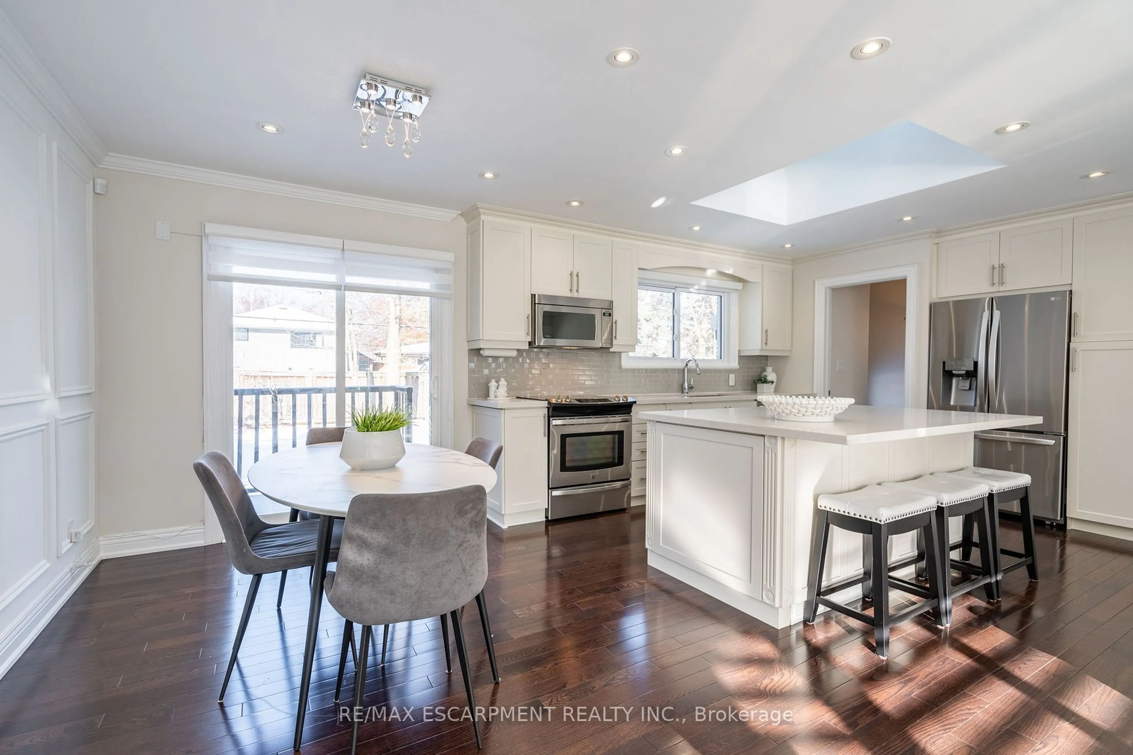 Open concept kitchen, wood/laminate floor for 5247 SPRUCE Ave, Burlington Ontario L7L 1N2